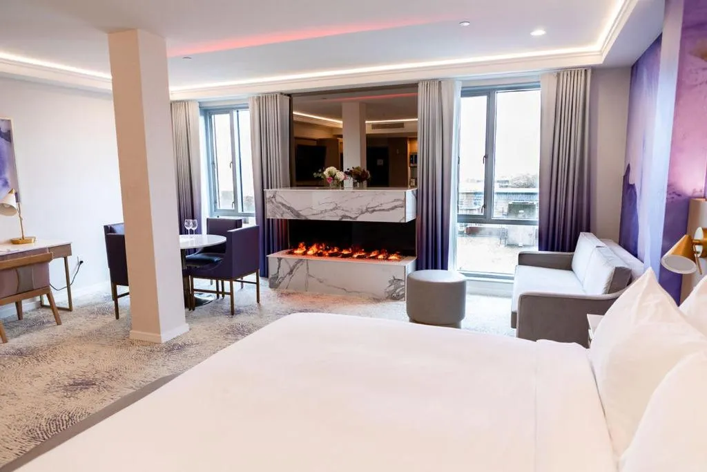 Photo of the whole room, Bed in Iris Hotel Boston