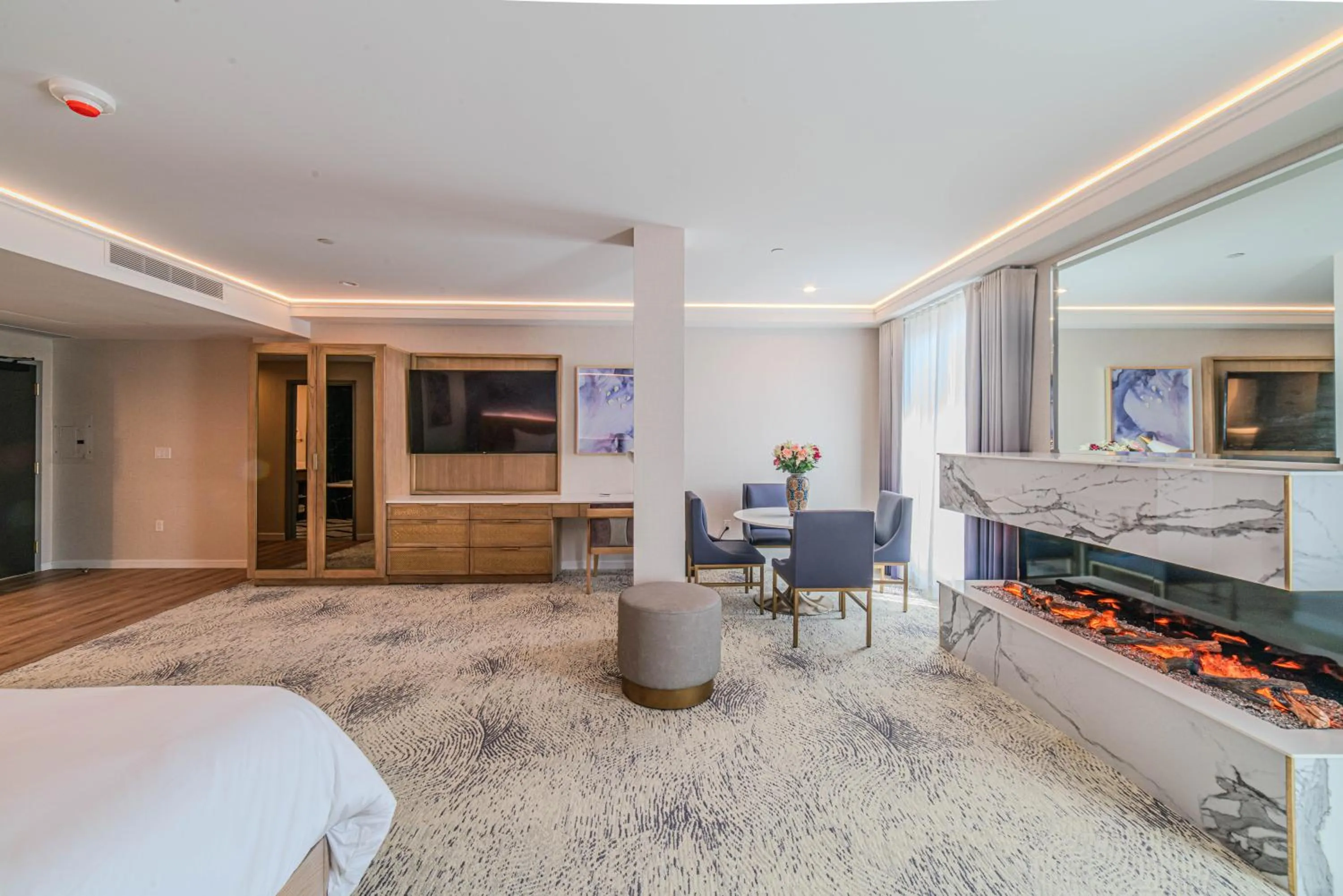 fireplace, Bed in Iris Hotel Boston