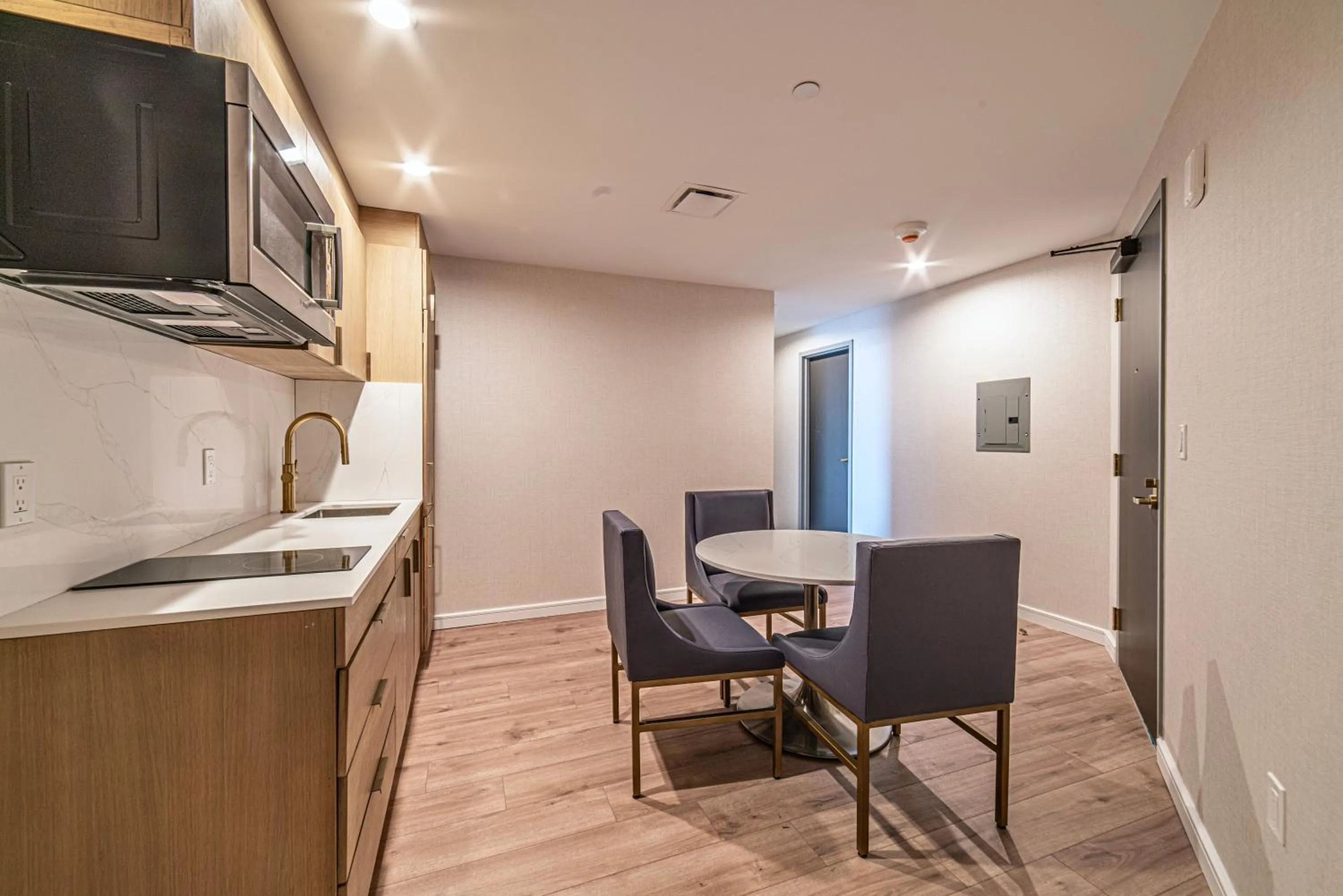 Kitchen or kitchenette in Iris Hotel Boston