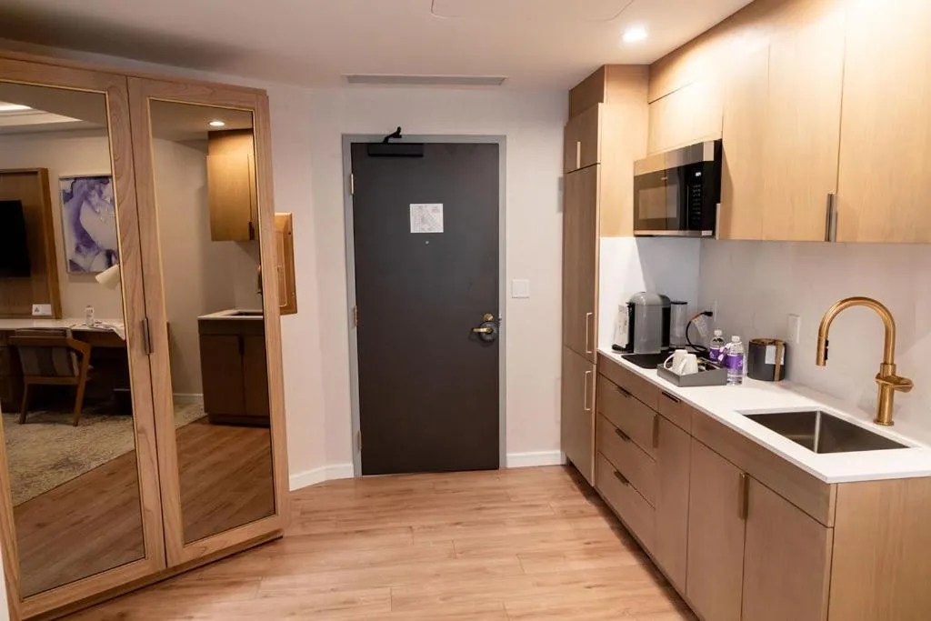 Kitchen or kitchenette in Iris Hotel Boston