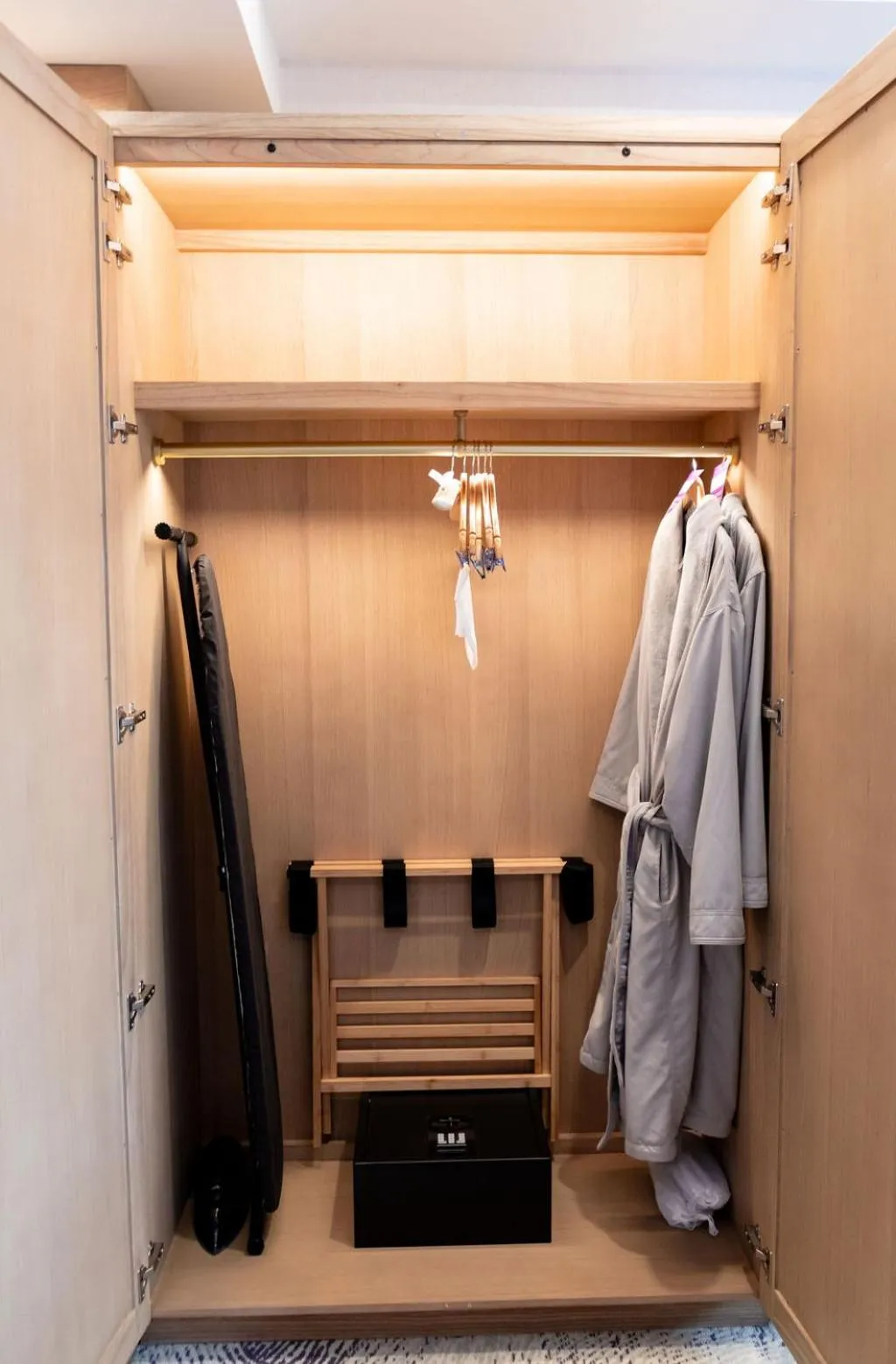 wardrobe in Iris Hotel Boston