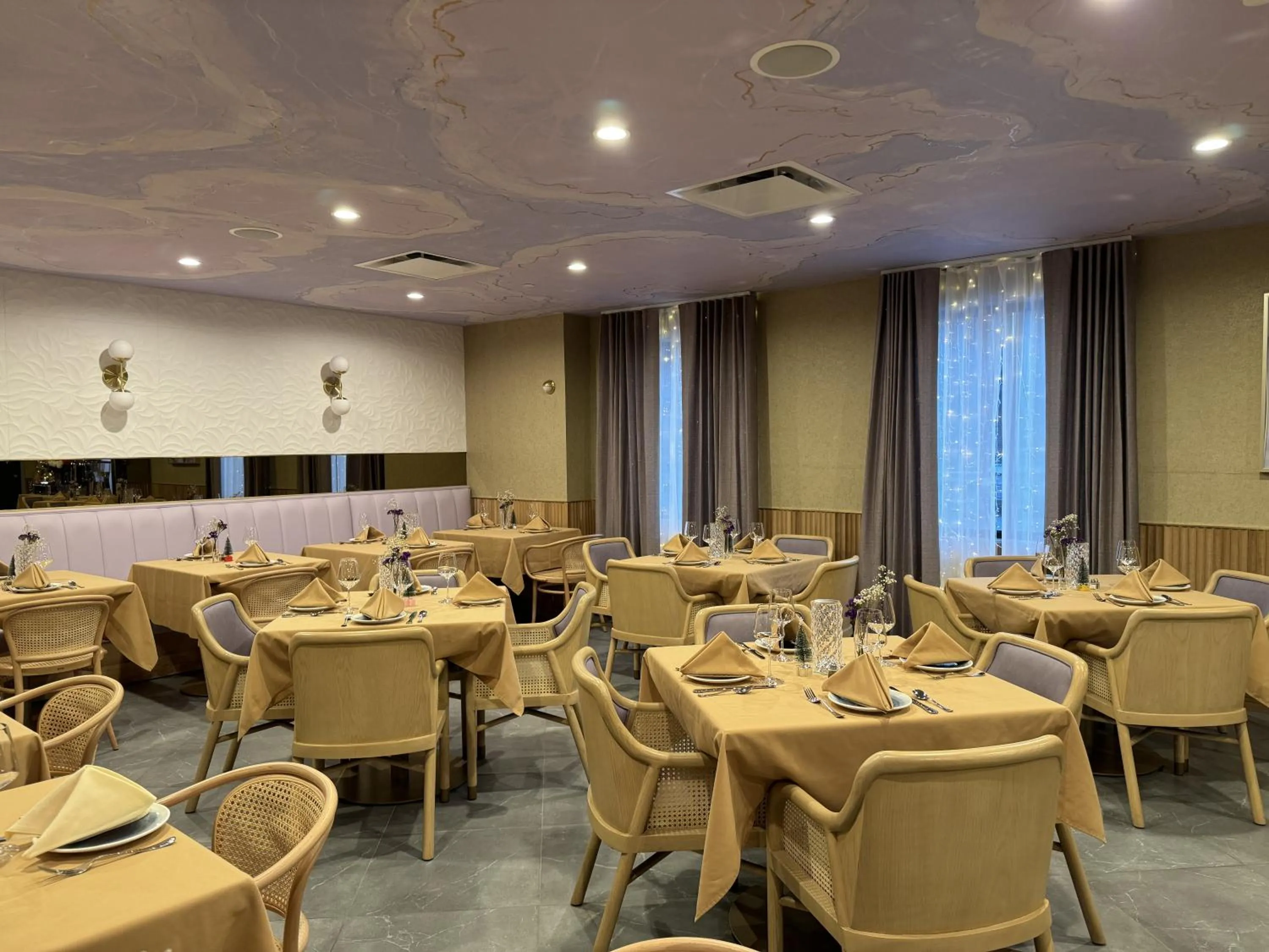 Restaurant/places to eat in Iris Hotel Boston