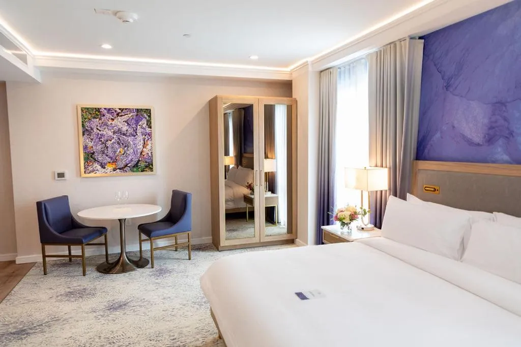 Photo of the whole room, Bed in Iris Hotel Boston