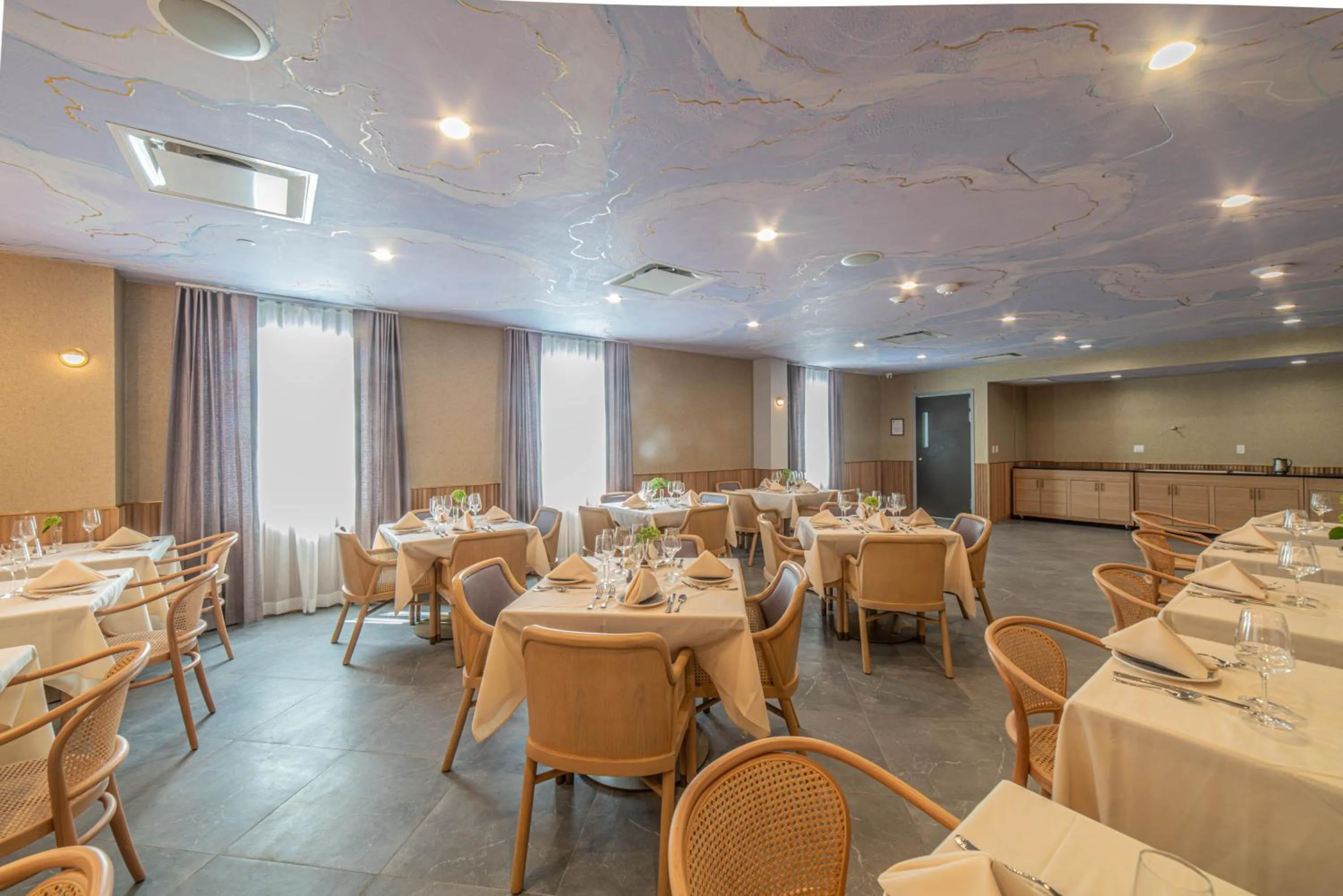 Restaurant/places to eat in Iris Hotel Boston