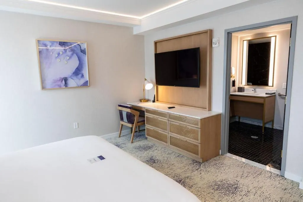 TV and multimedia, Bed in Iris Hotel Boston