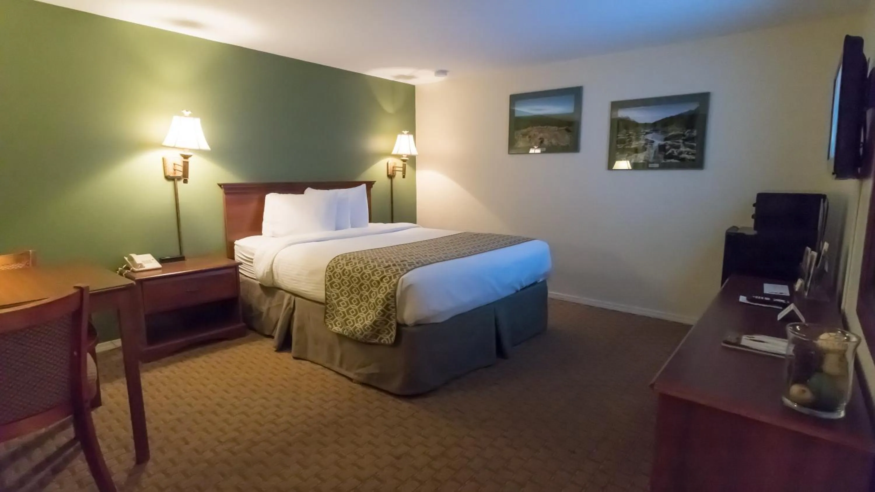 Photo of the whole room, Bed in Fort Davidson Hotel