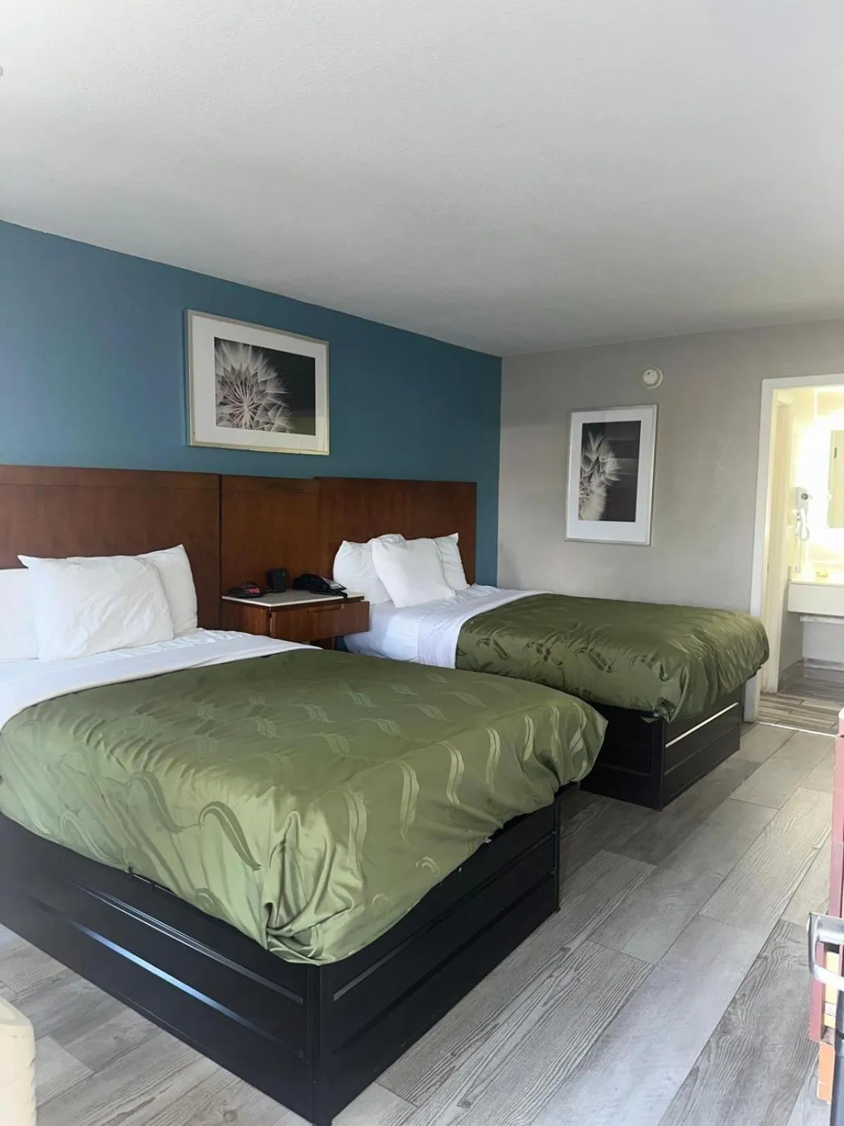 Bed in Jameson Inn Winder