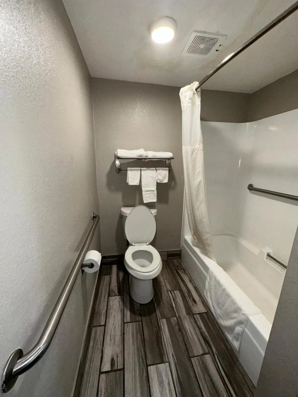 Shower in Jameson Inn Winder