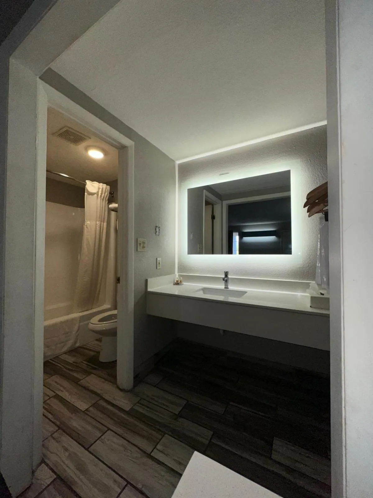 Bathroom, Bed in Jameson Inn Winder