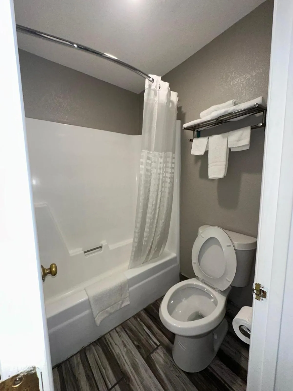 Shower in Jameson Inn Winder