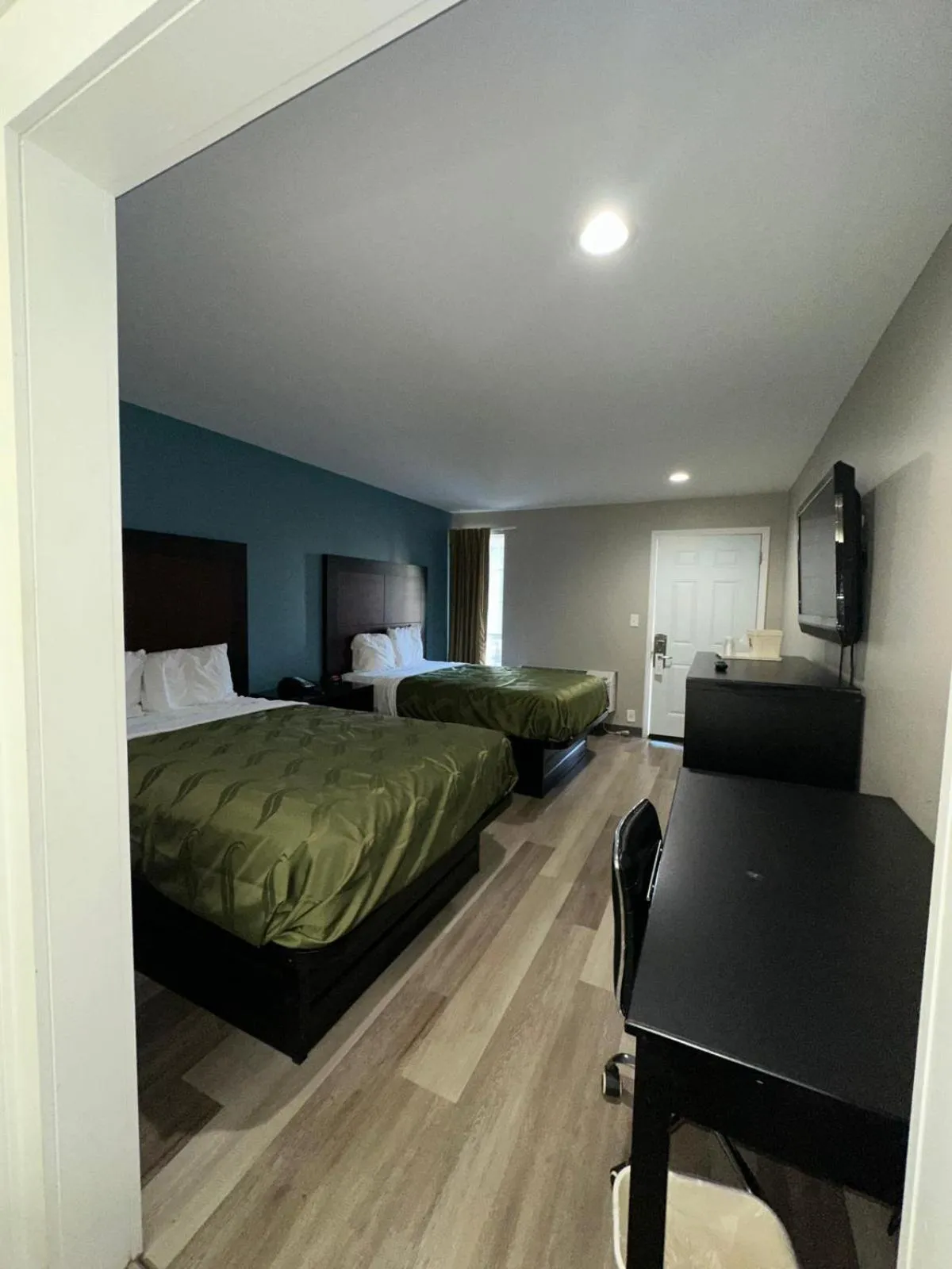 Bed in Jameson Inn Winder