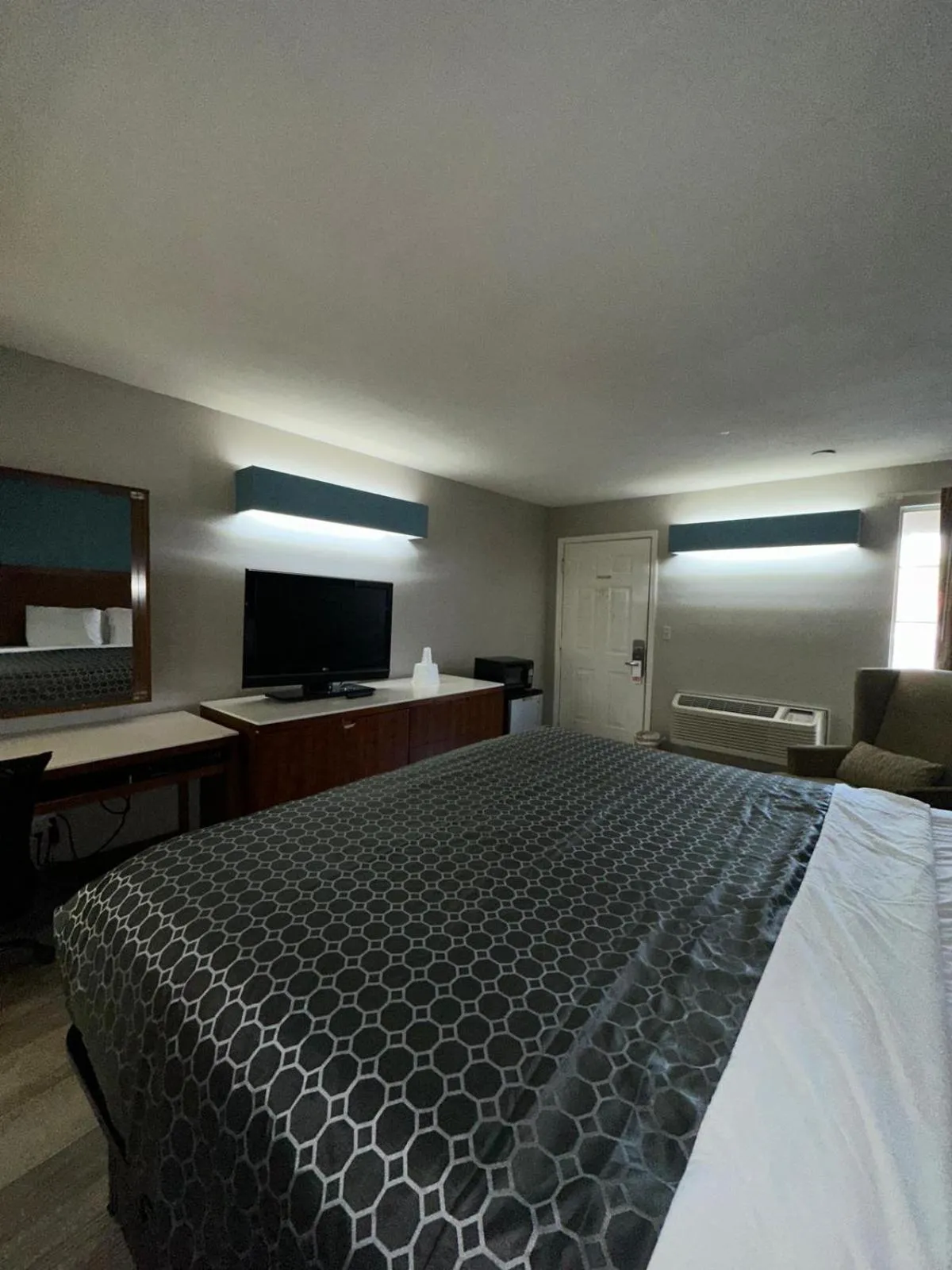 Bedroom, Bed in Jameson Inn Winder