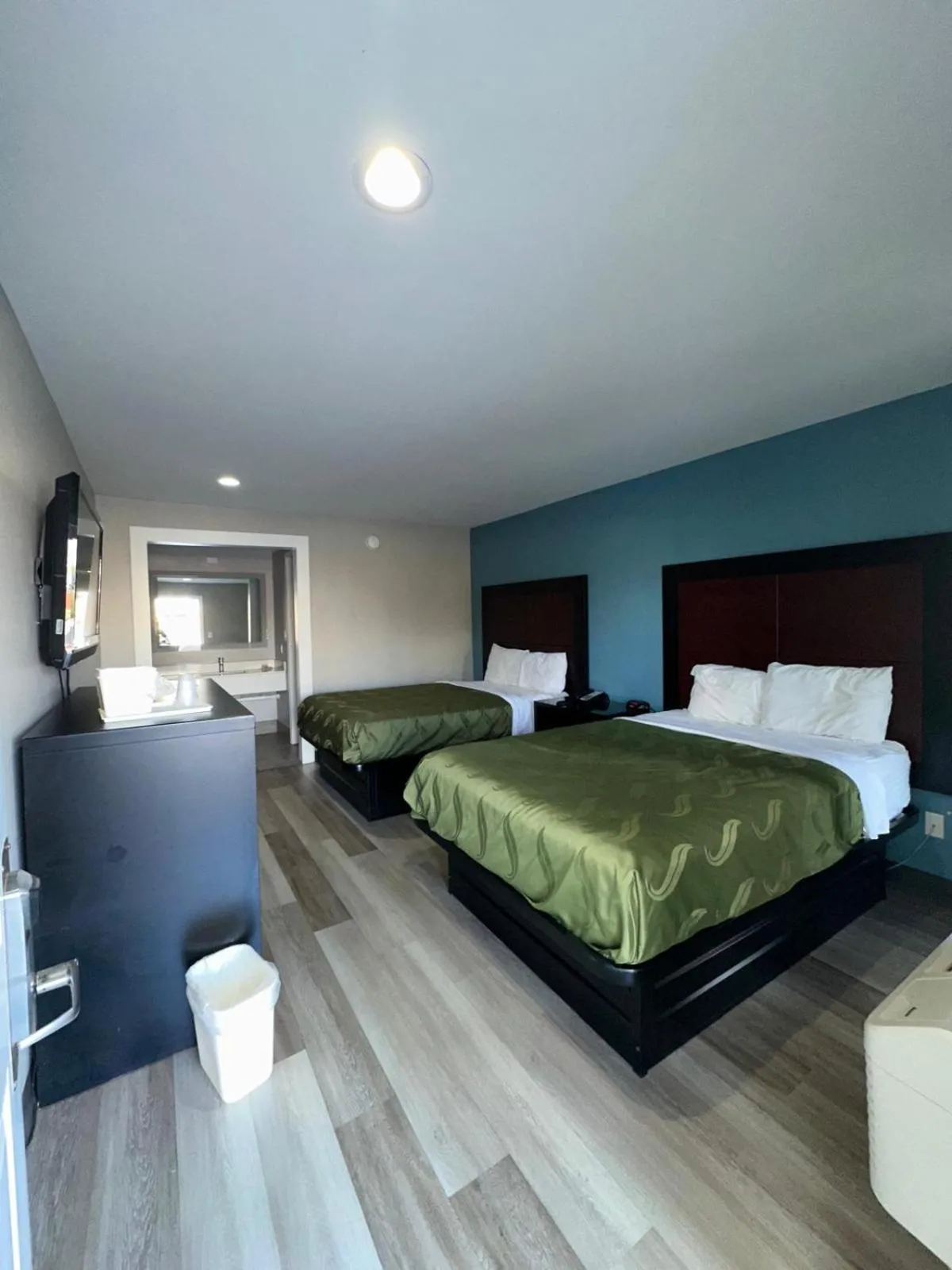 Bed in Jameson Inn Winder