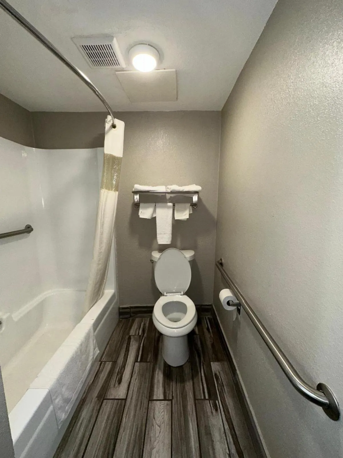 Toilet in Jameson Inn Winder