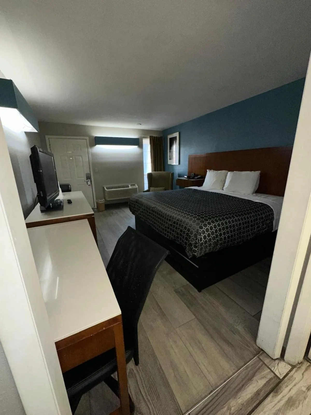 Bed in Jameson Inn Winder