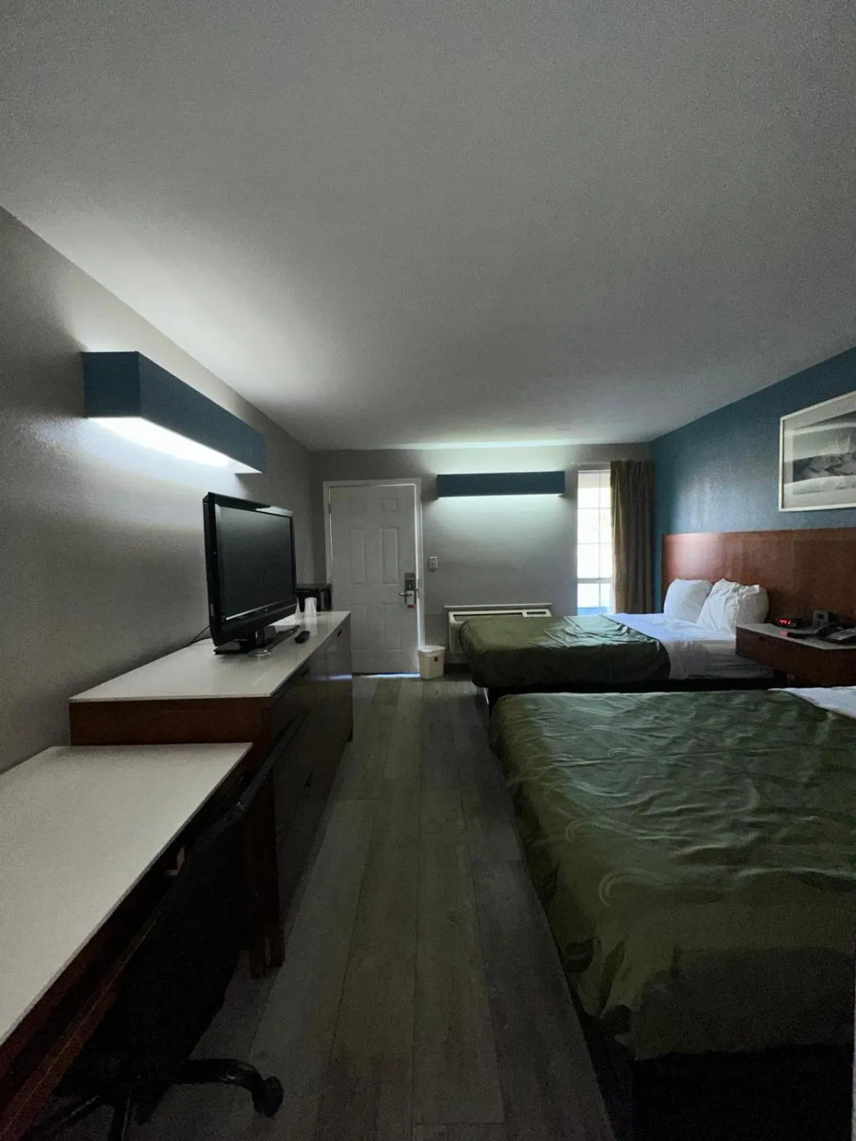 Bed in Jameson Inn Winder