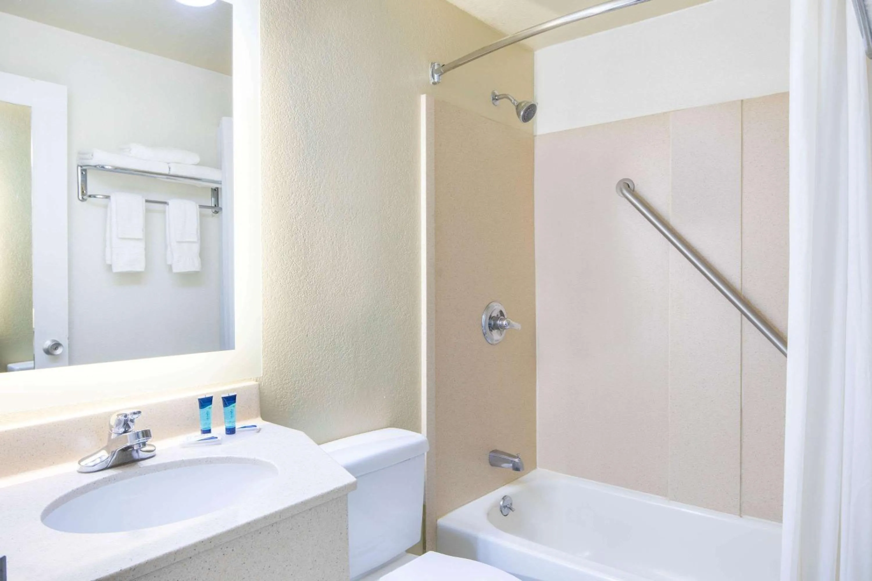 Bathroom in Howard Johnson by Wyndham Athens