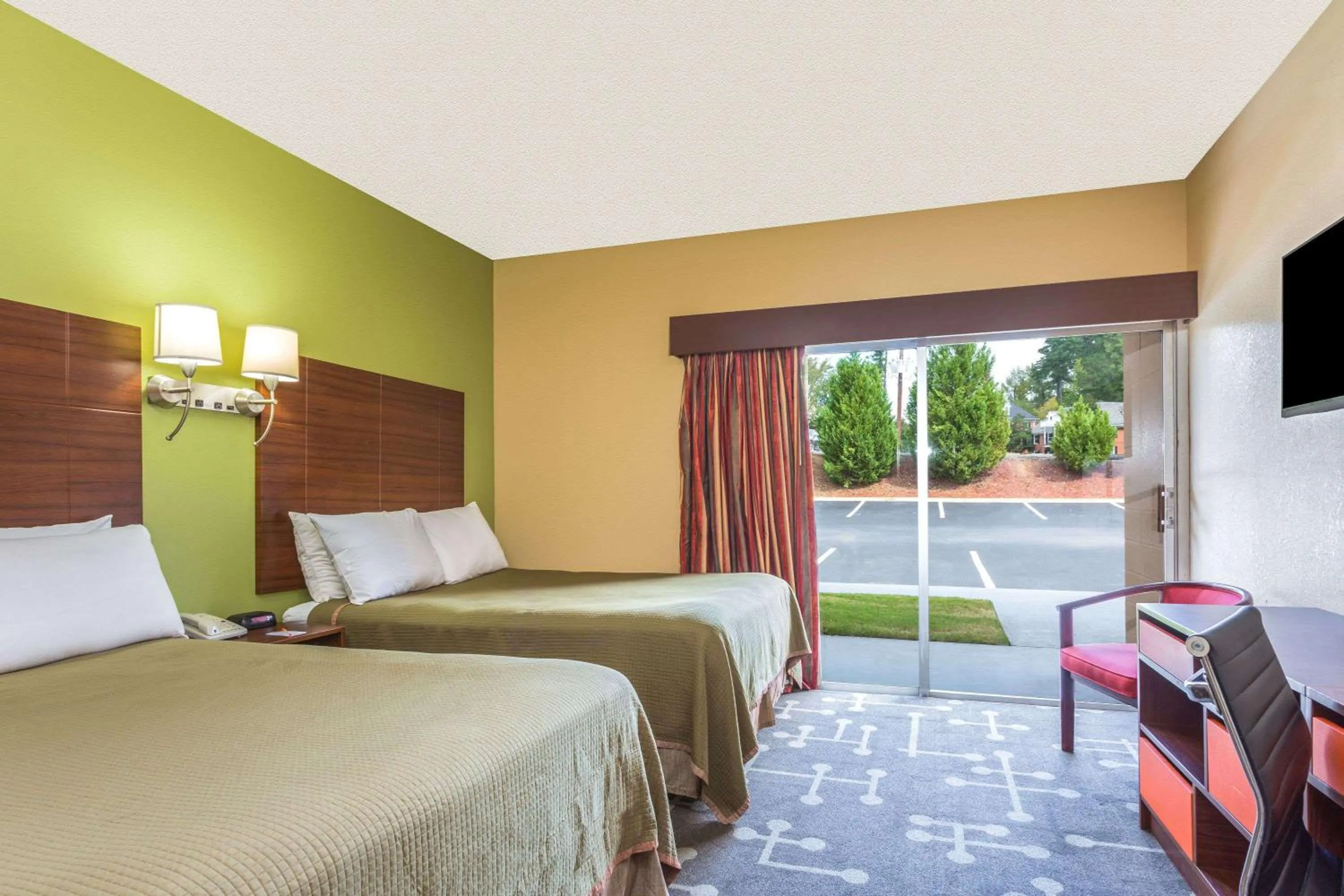 Photo of the whole room, Bed in Howard Johnson by Wyndham Athens