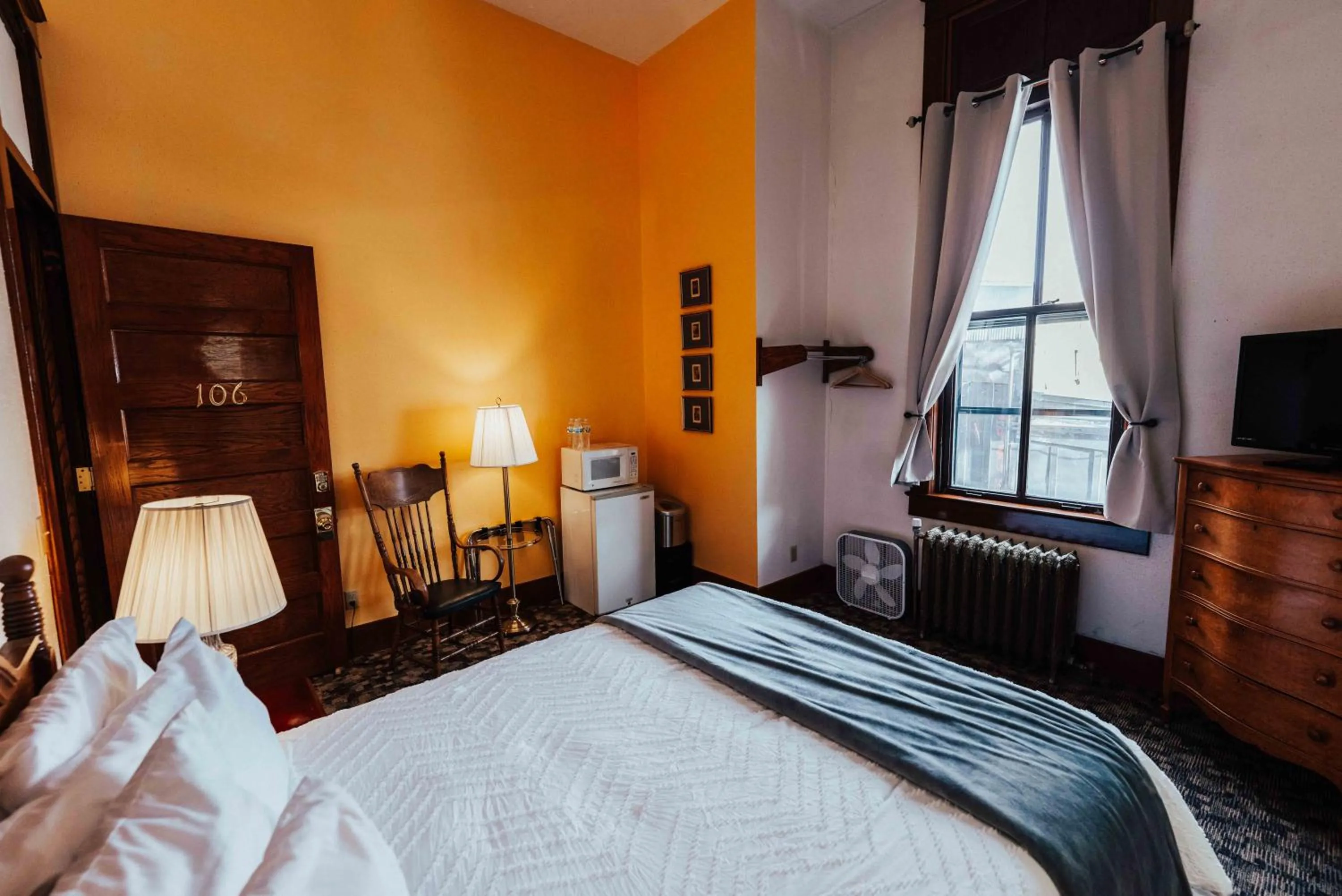 Photo of the whole room, Bed in Town Hall Inn