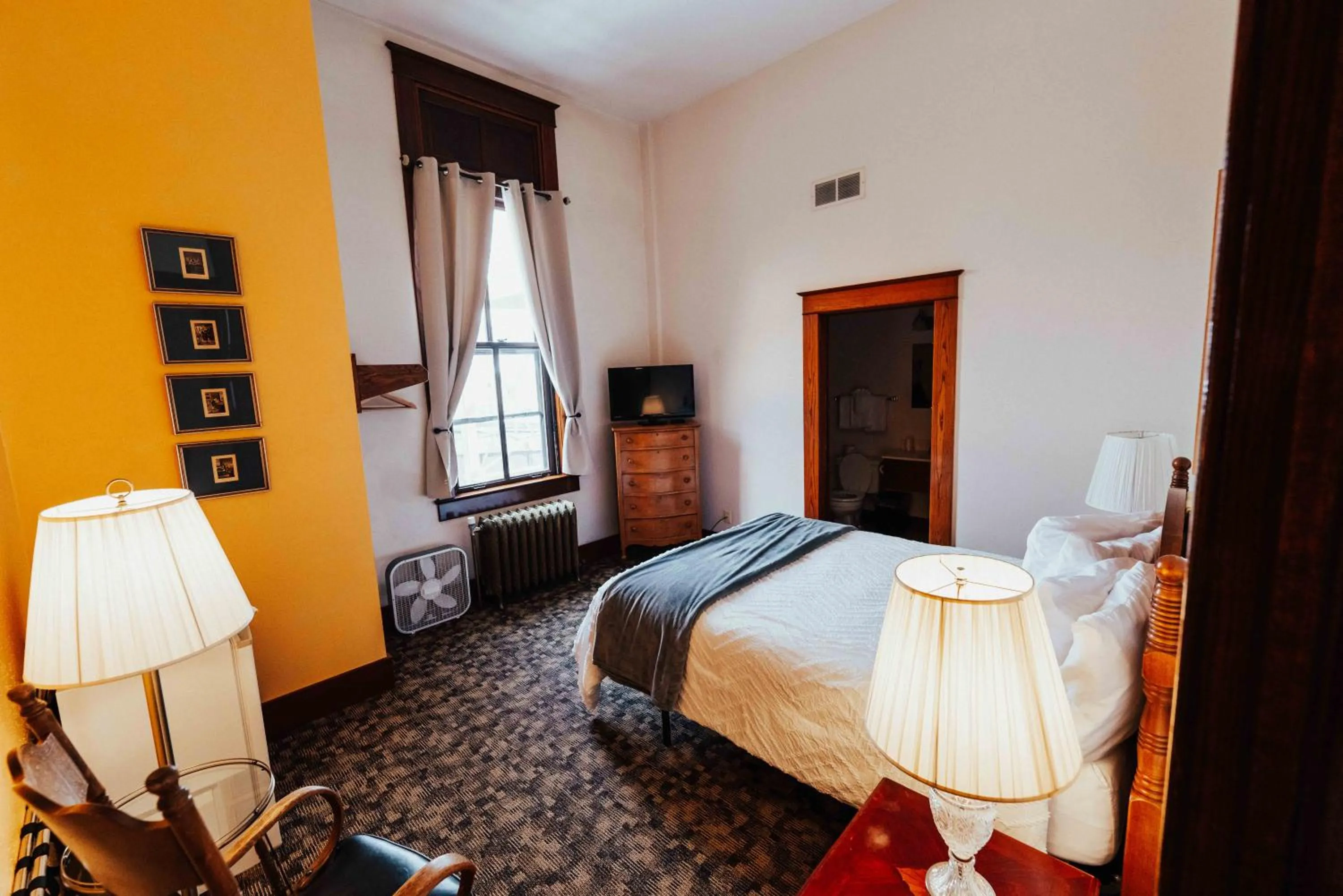 Photo of the whole room, Bed in Town Hall Inn