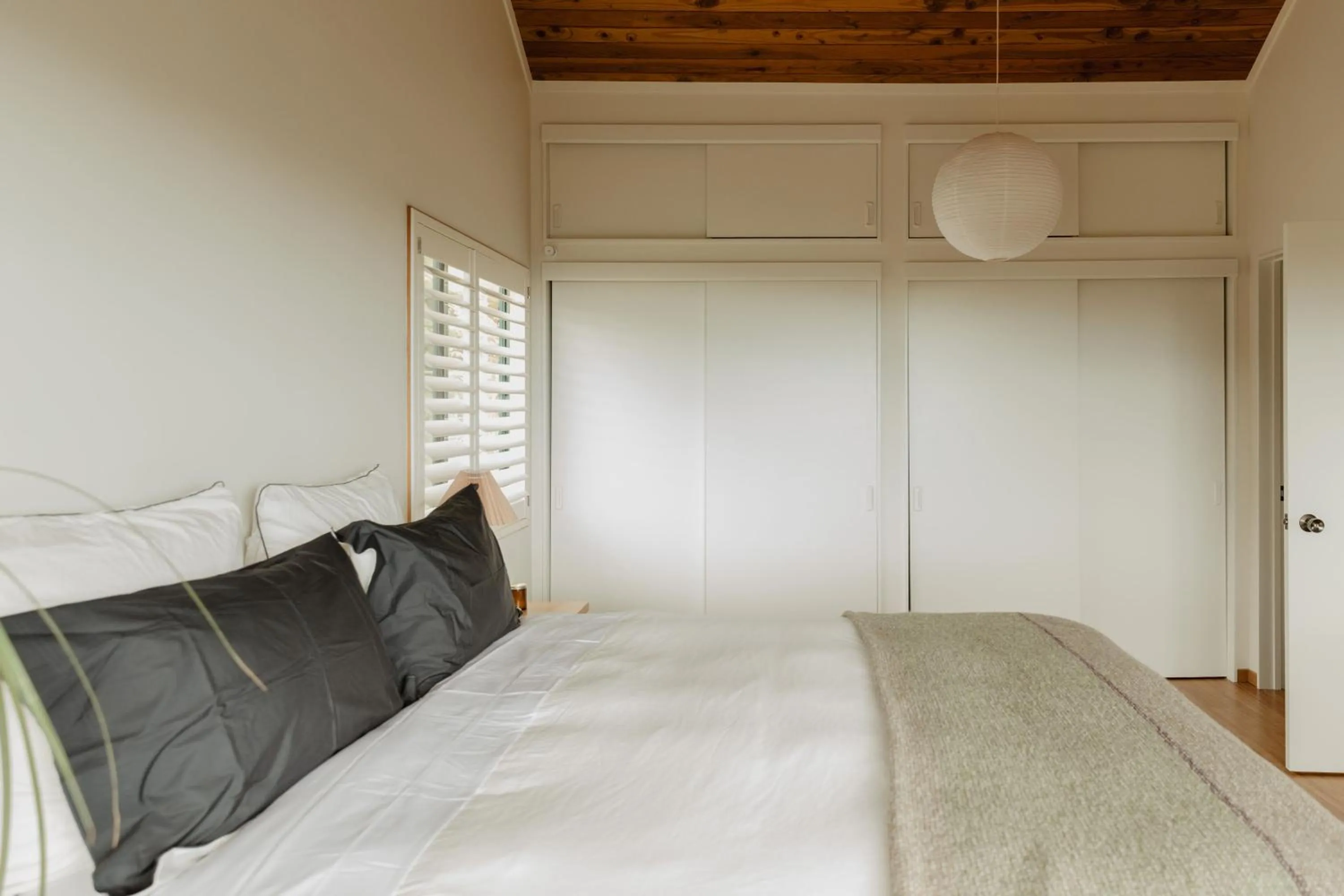 wardrobe, Bed in Buffalo Lodge