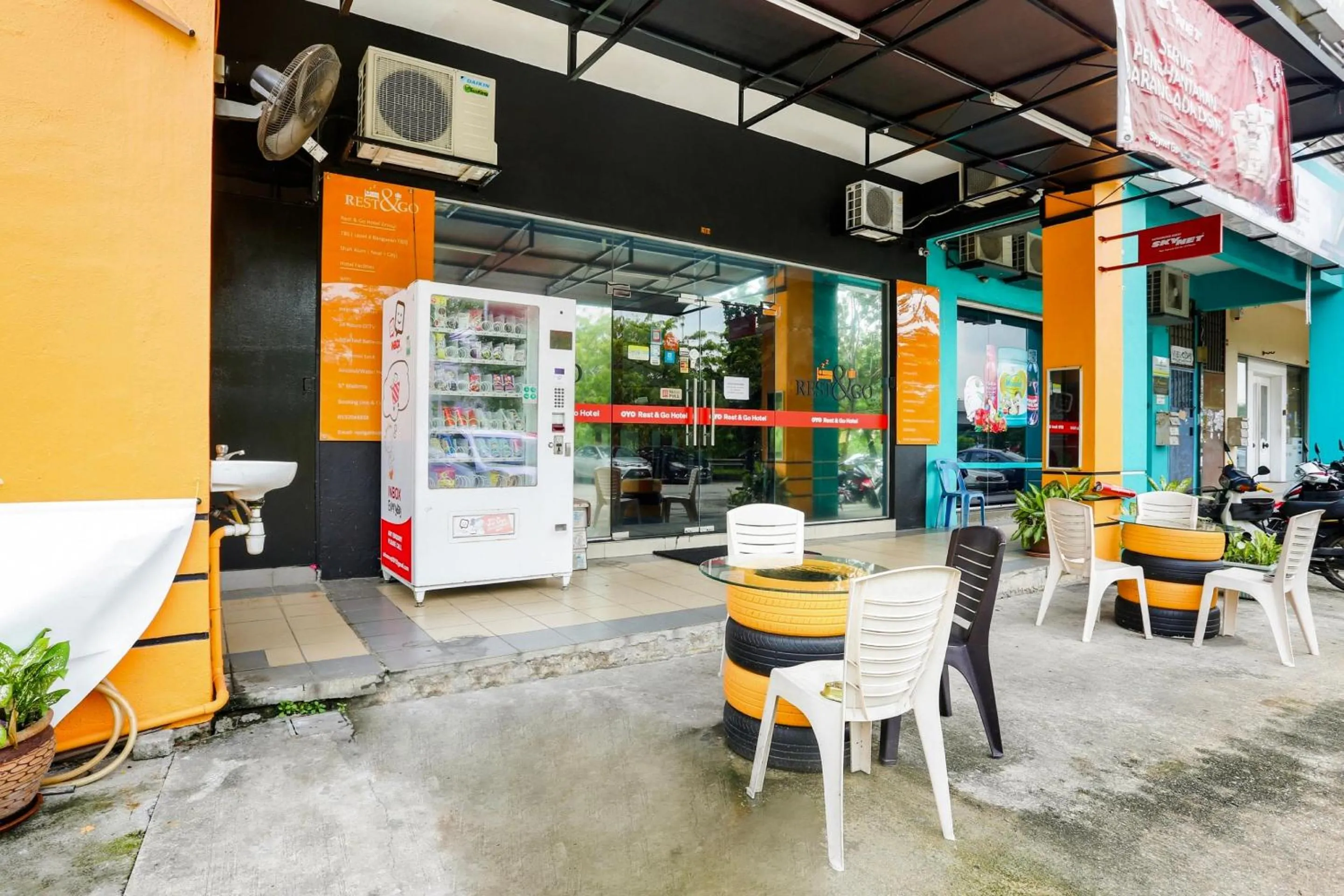 Facade/entrance in Hotel O Kl2f Rest & Go