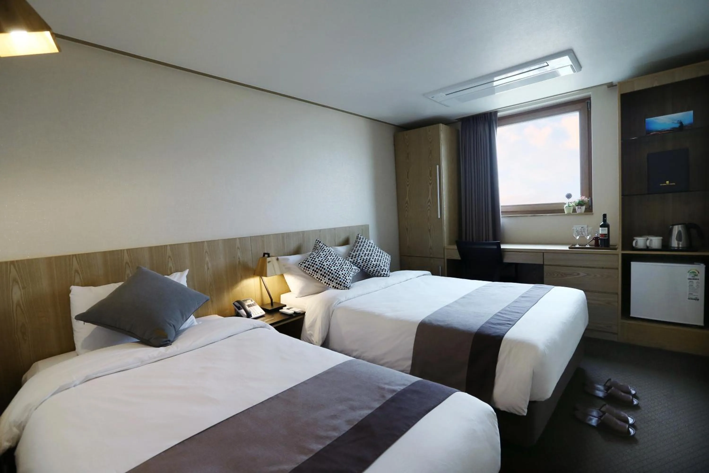 Decorative detail, Bed in Golden City Hotel Dongdaemun