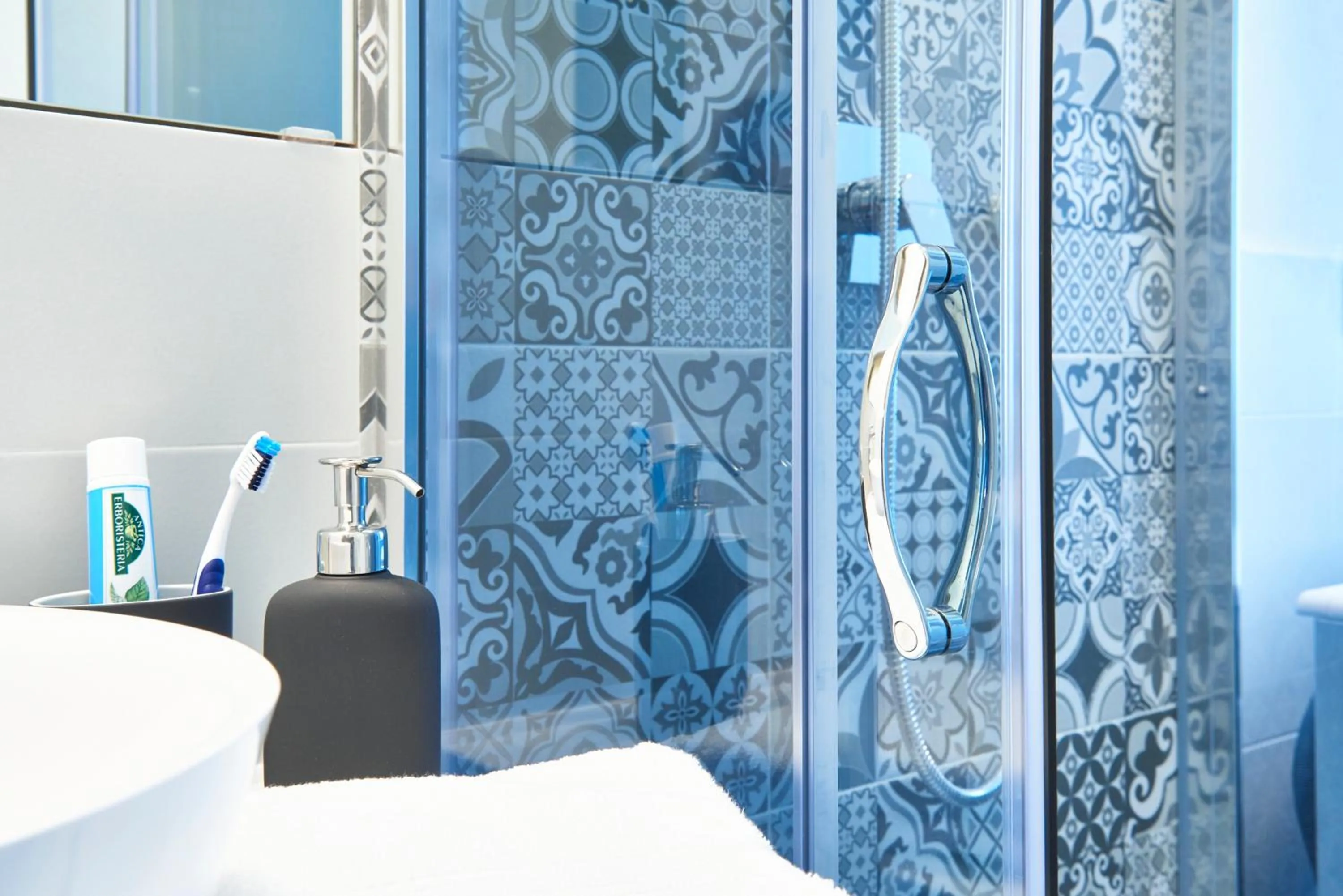 Shower in VEGA RIBBON