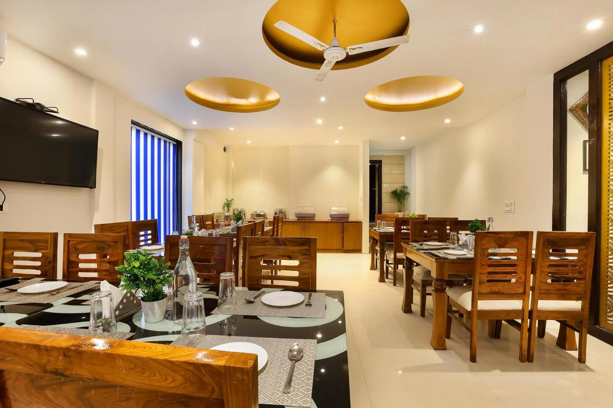 Restaurant/places to eat in Denver Paragon Suites Delhi Airport