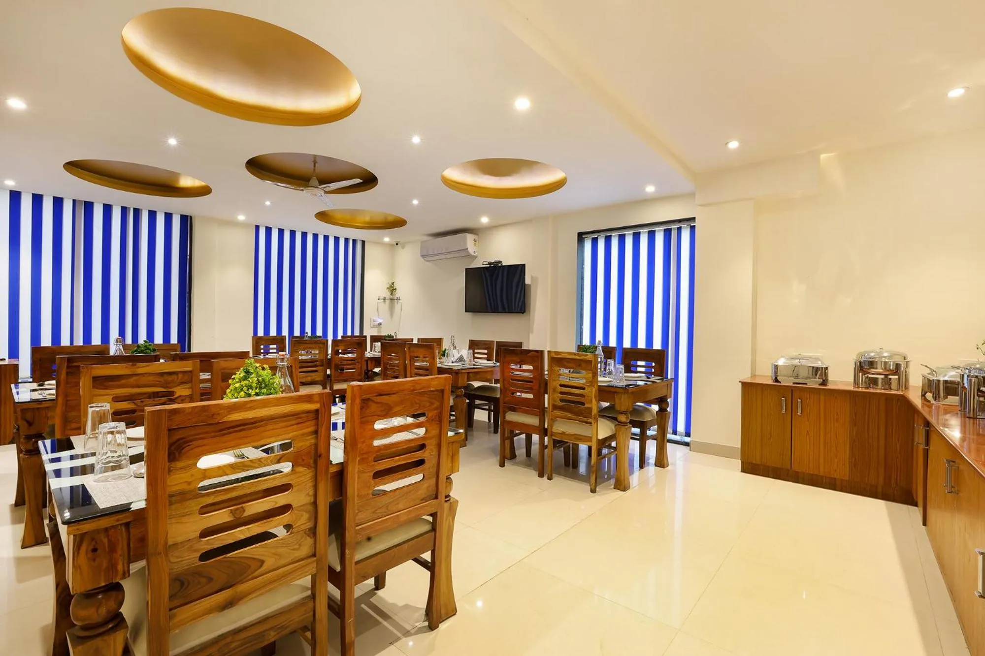 Restaurant/places to eat in Denver Paragon Suites Delhi Airport