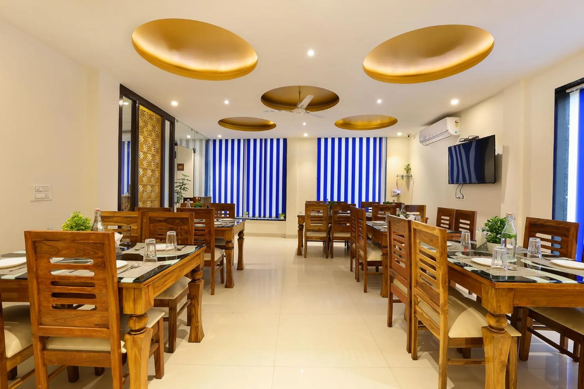 Restaurant/places to eat in Denver Paragon Suites Delhi Airport