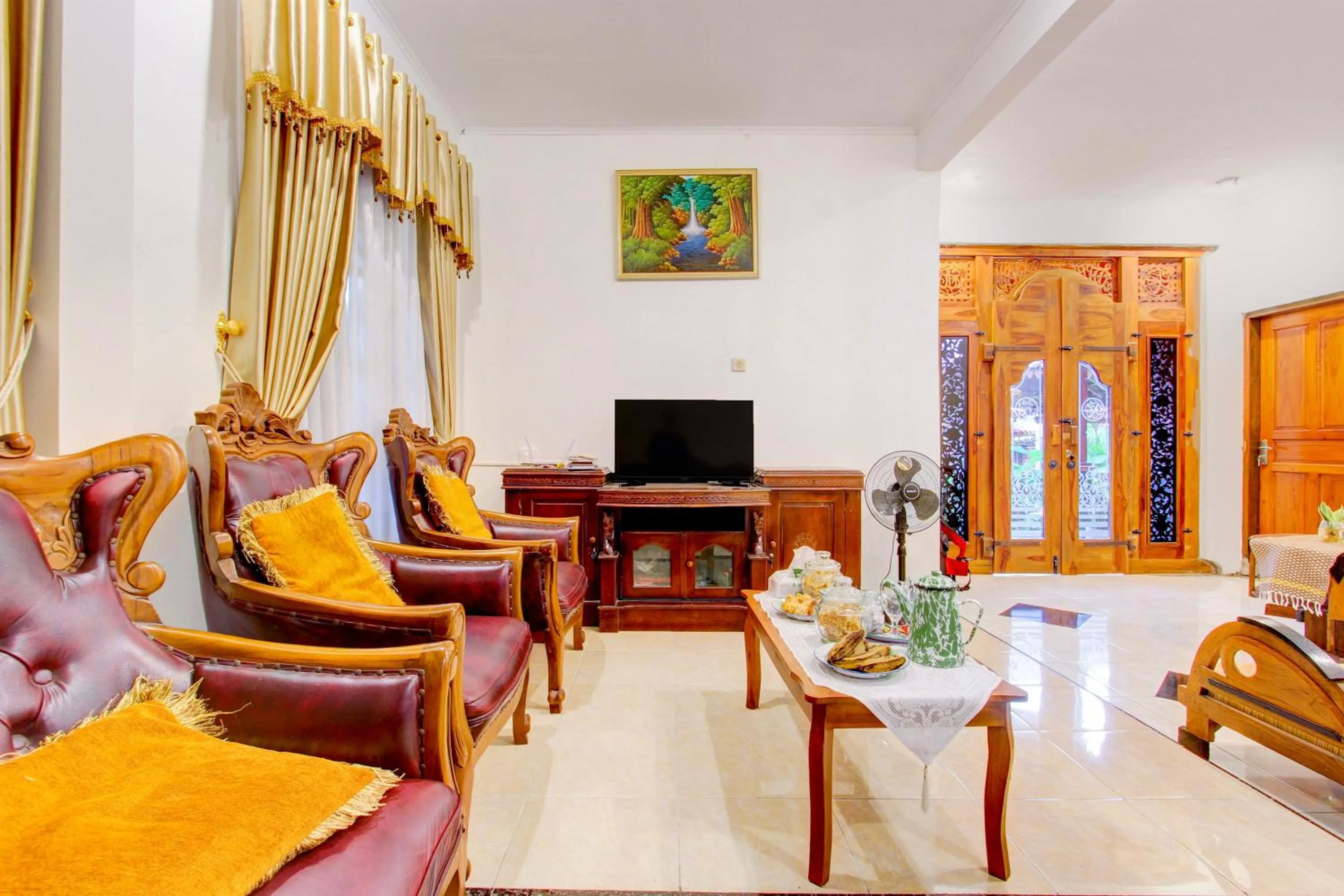 Lobby or reception in Hotel O Mbah Carik Homestay Syari'ah