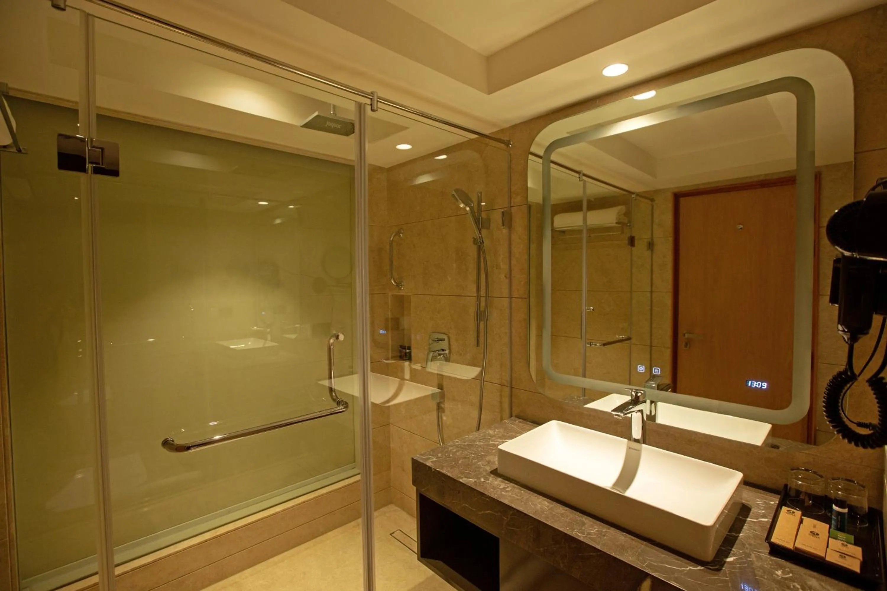 Shower in ARISTA BY AMBITION