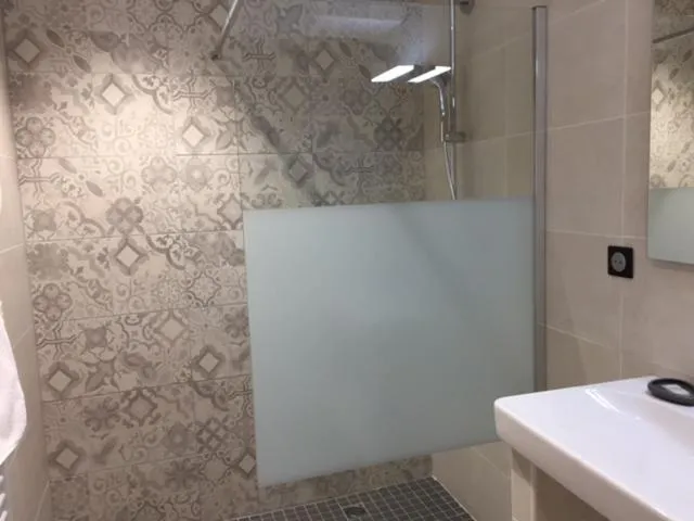 Shower in Le Clos du miroir