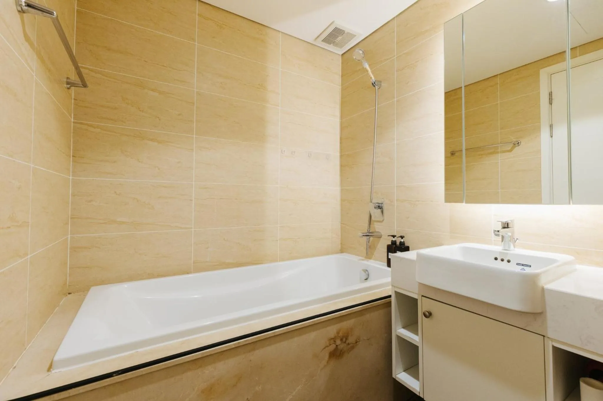 Shower in Daniel Apartment - D'Capitale Ha Noi