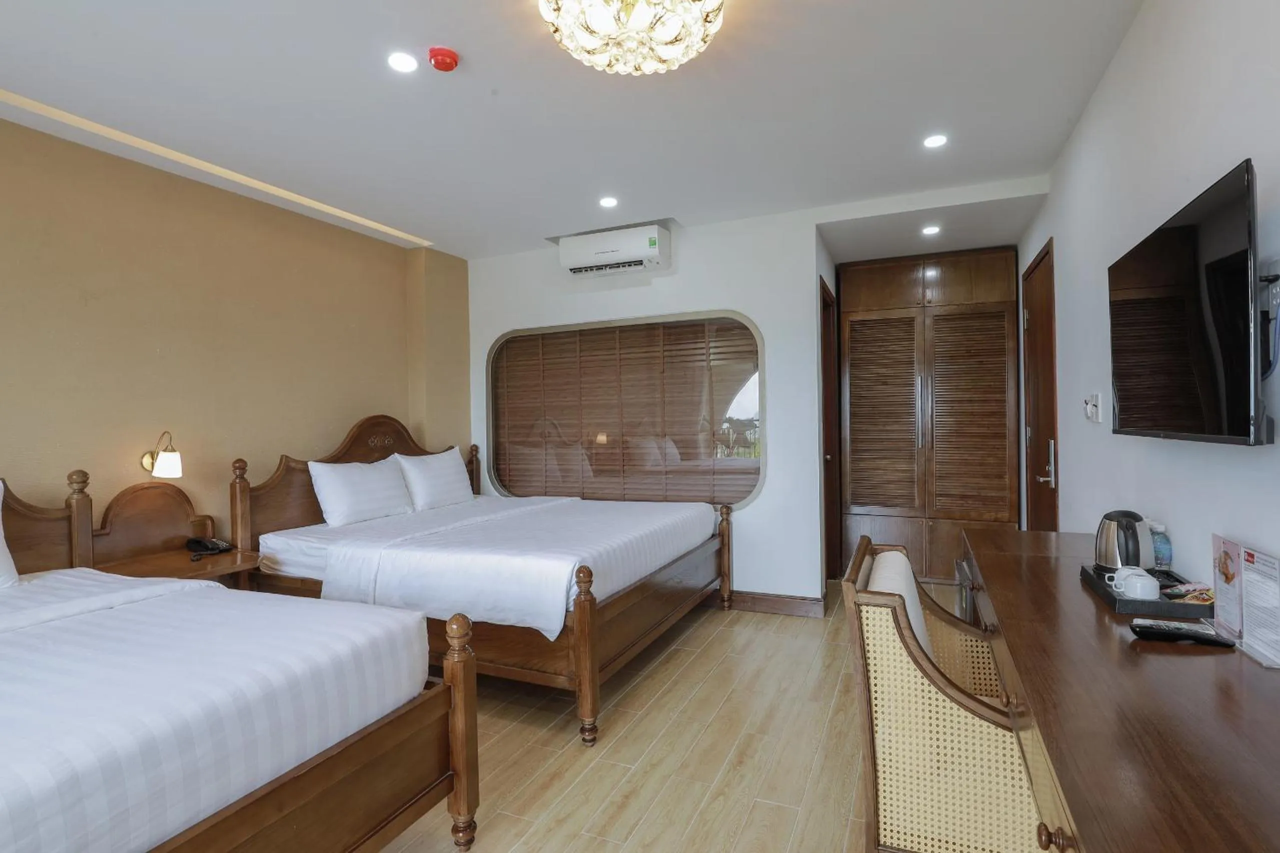 TV and multimedia, Bed in Maya Hotel 4