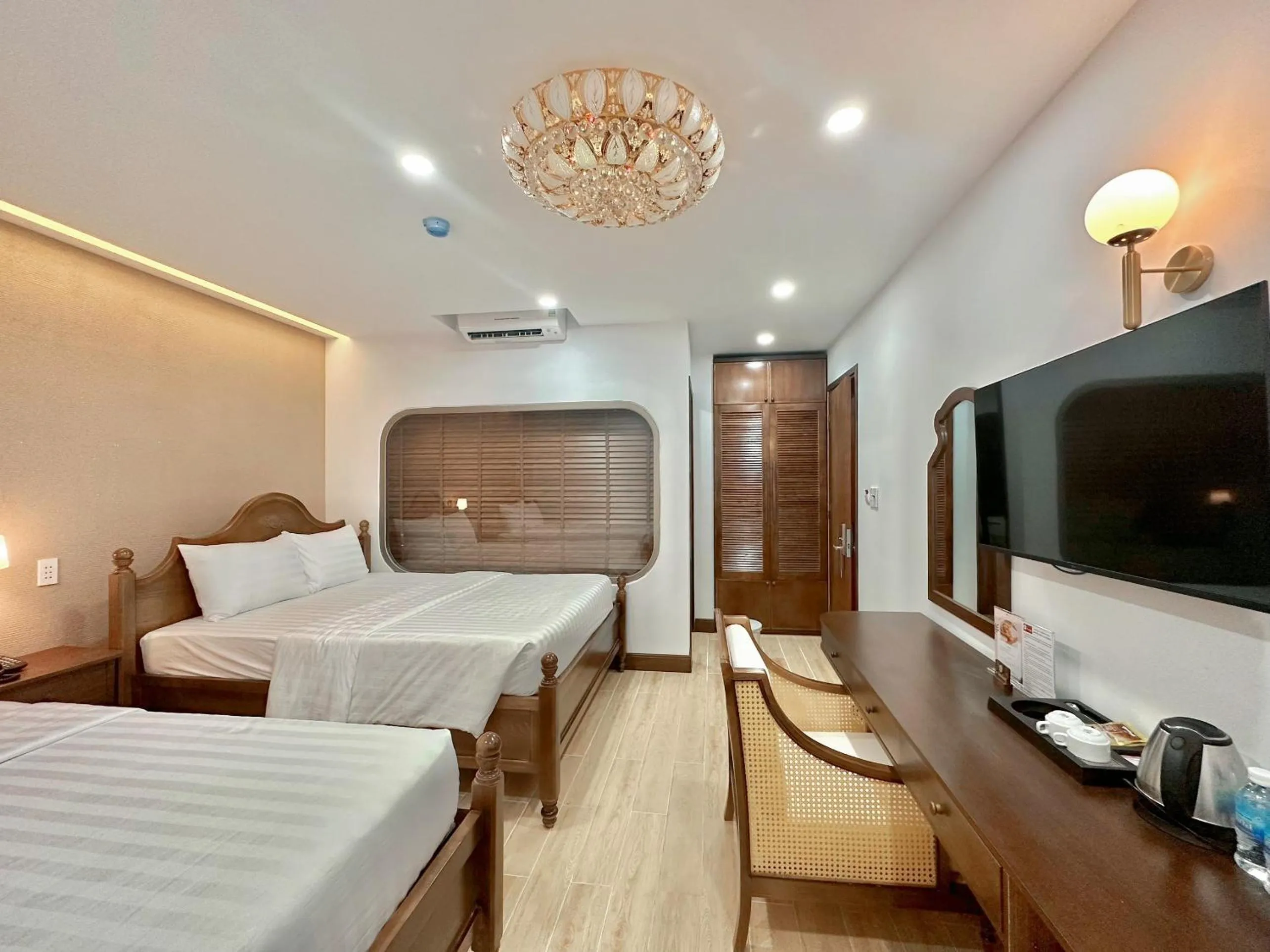 Communal lounge/ TV room, Bed in Maya Hotel 4