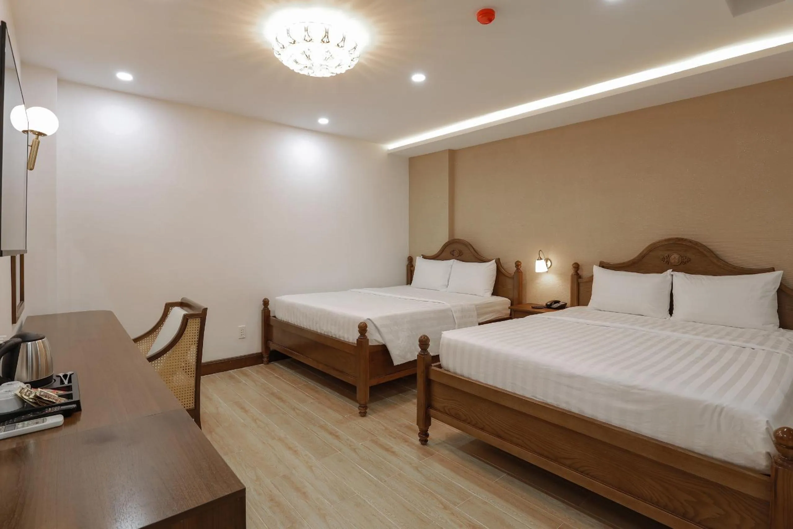 TV and multimedia, Bed in Maya Hotel 4