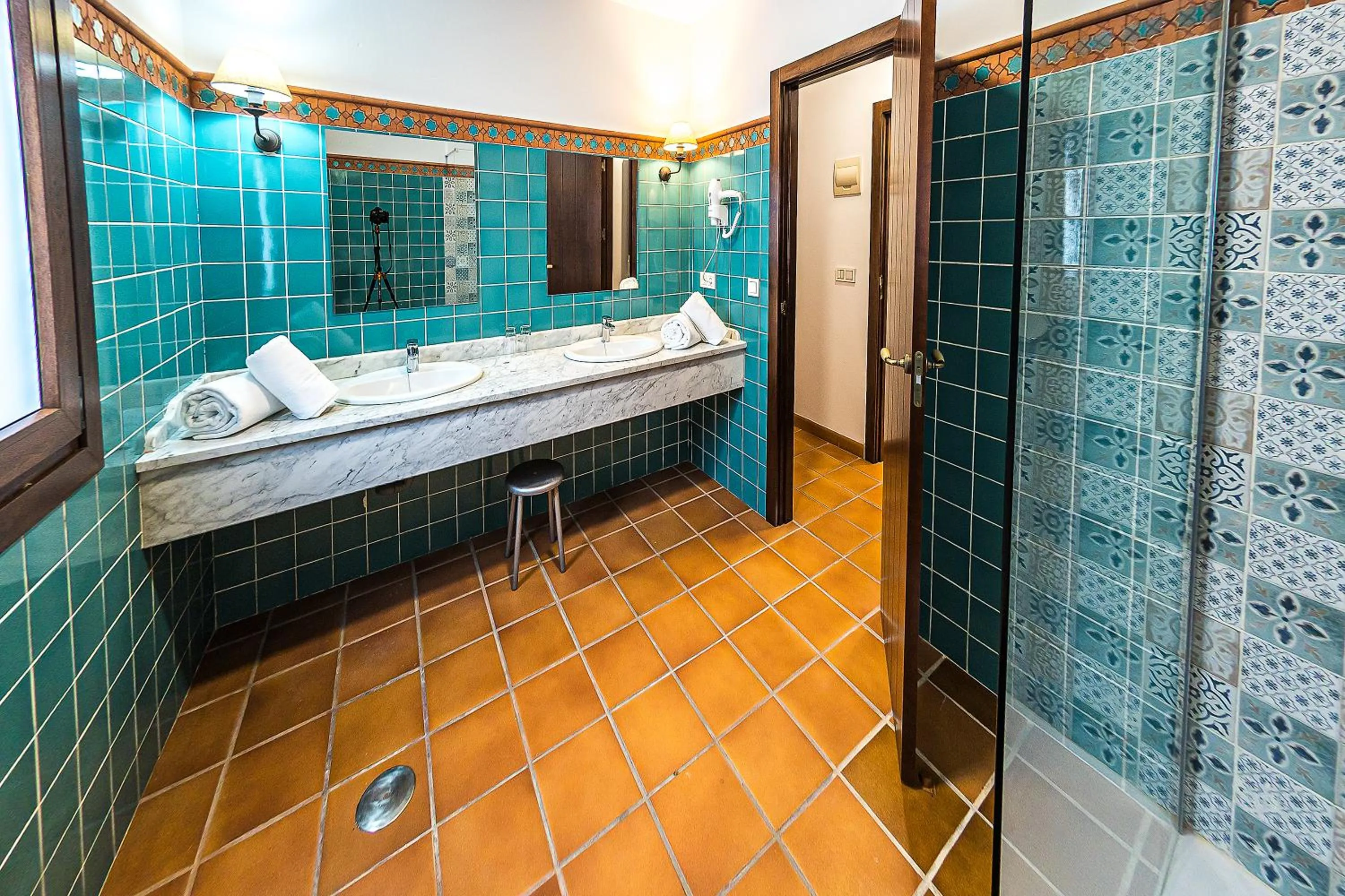 Shower, Bed in Hotel-Restaurante Casa García Almonaster La Real