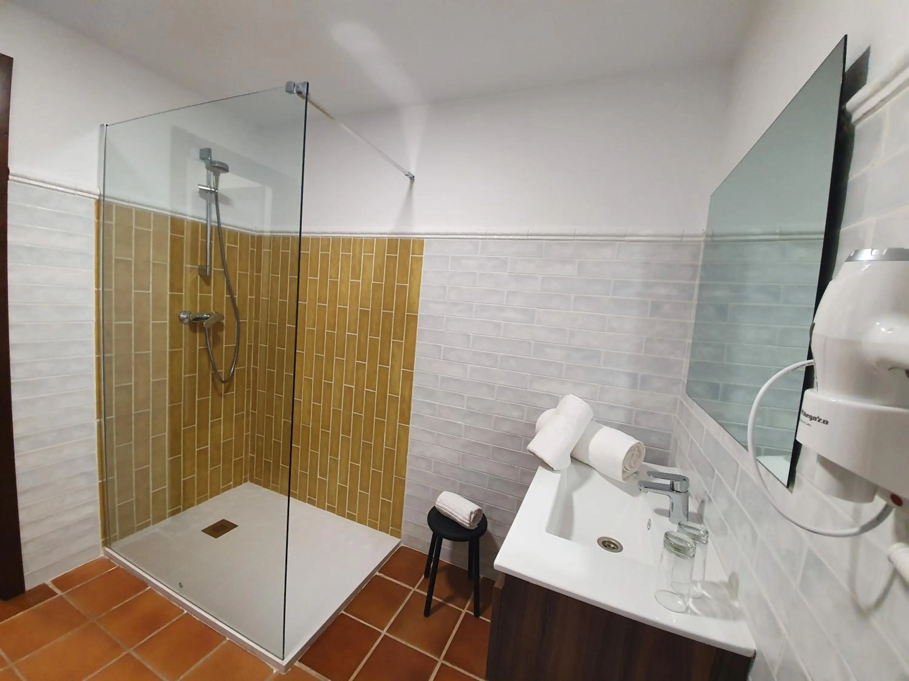 Shower in Hotel-Restaurante Casa García Almonaster La Real