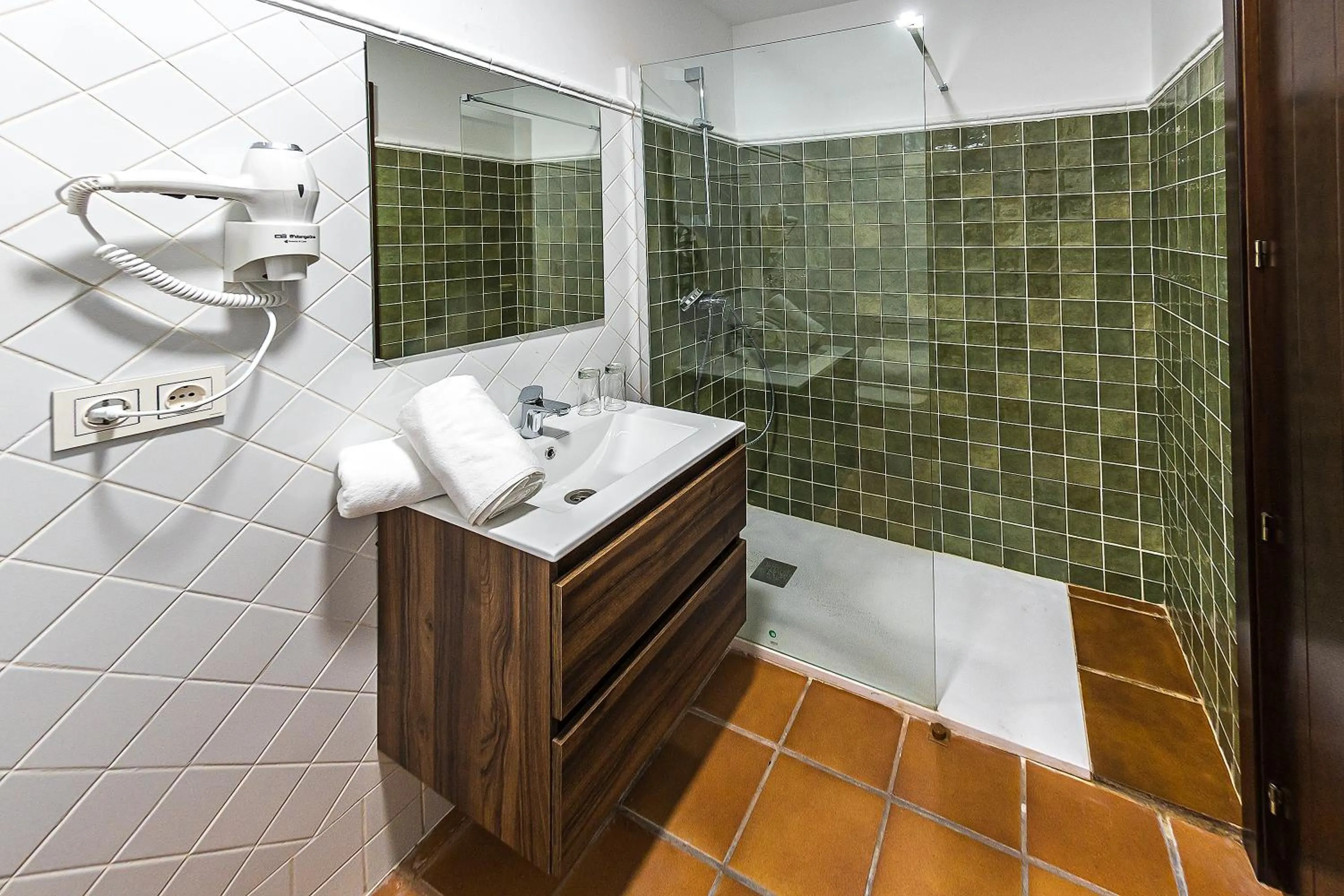 Toilet in Hotel-Restaurante Casa García Almonaster La Real