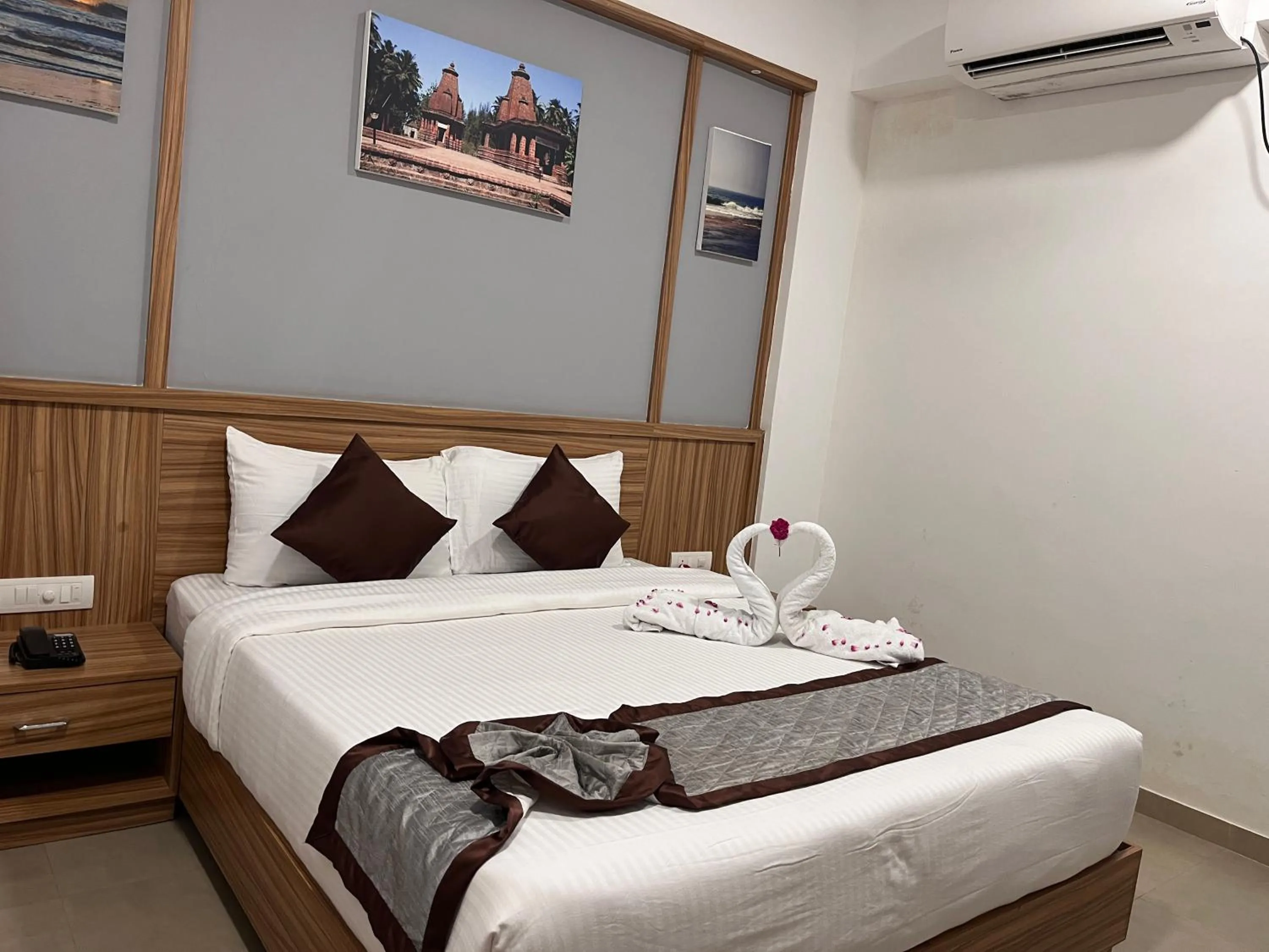 TV and multimedia, Bed in Hotel Suryaprabha- Near Diveagar Beach