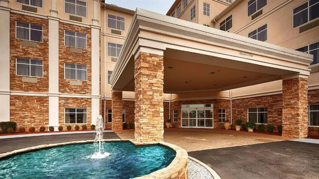 Swimming Pool in Best western plus Rose City Conference Inn