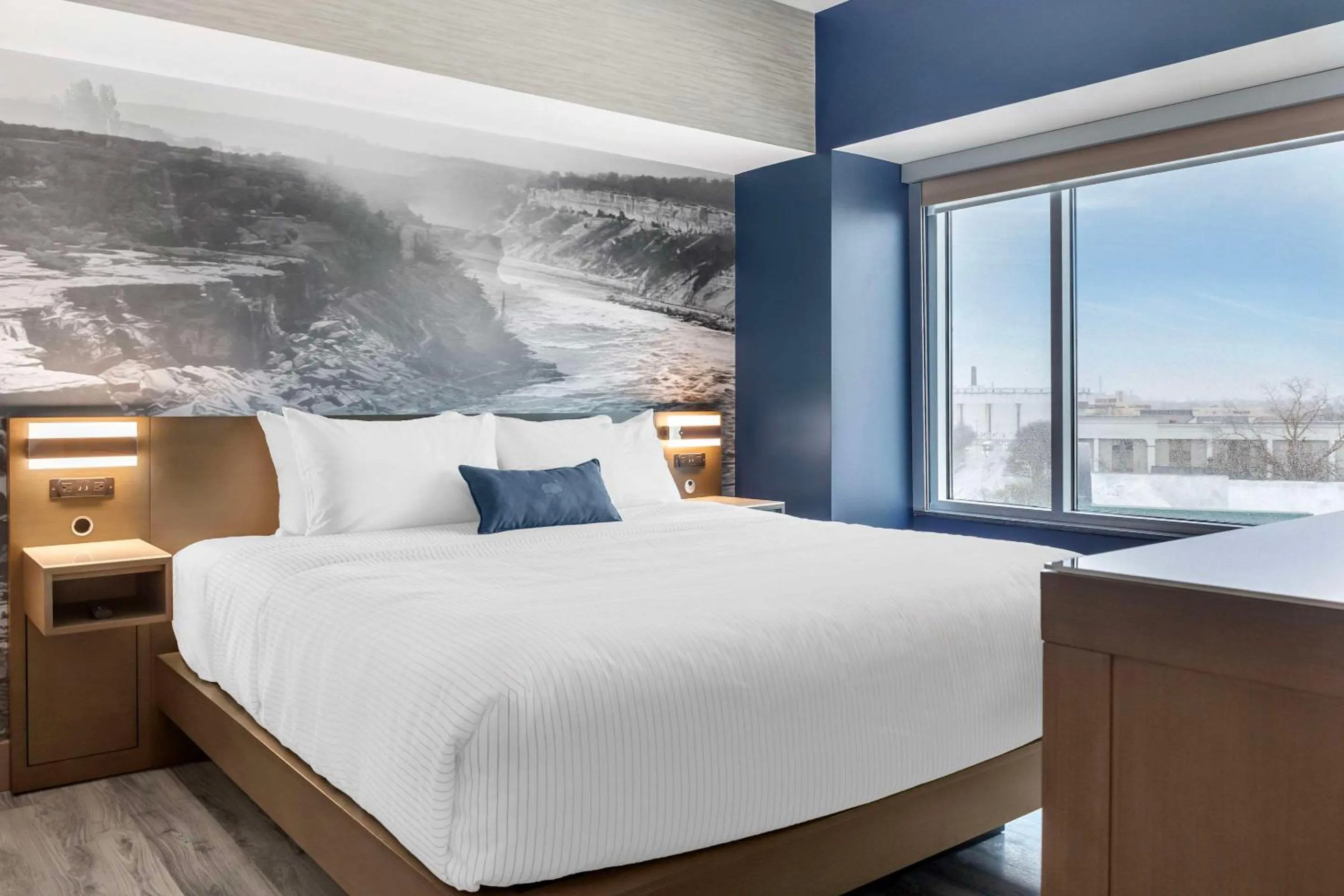 Bedroom, Bed in Cambria Hotel Niagara Falls