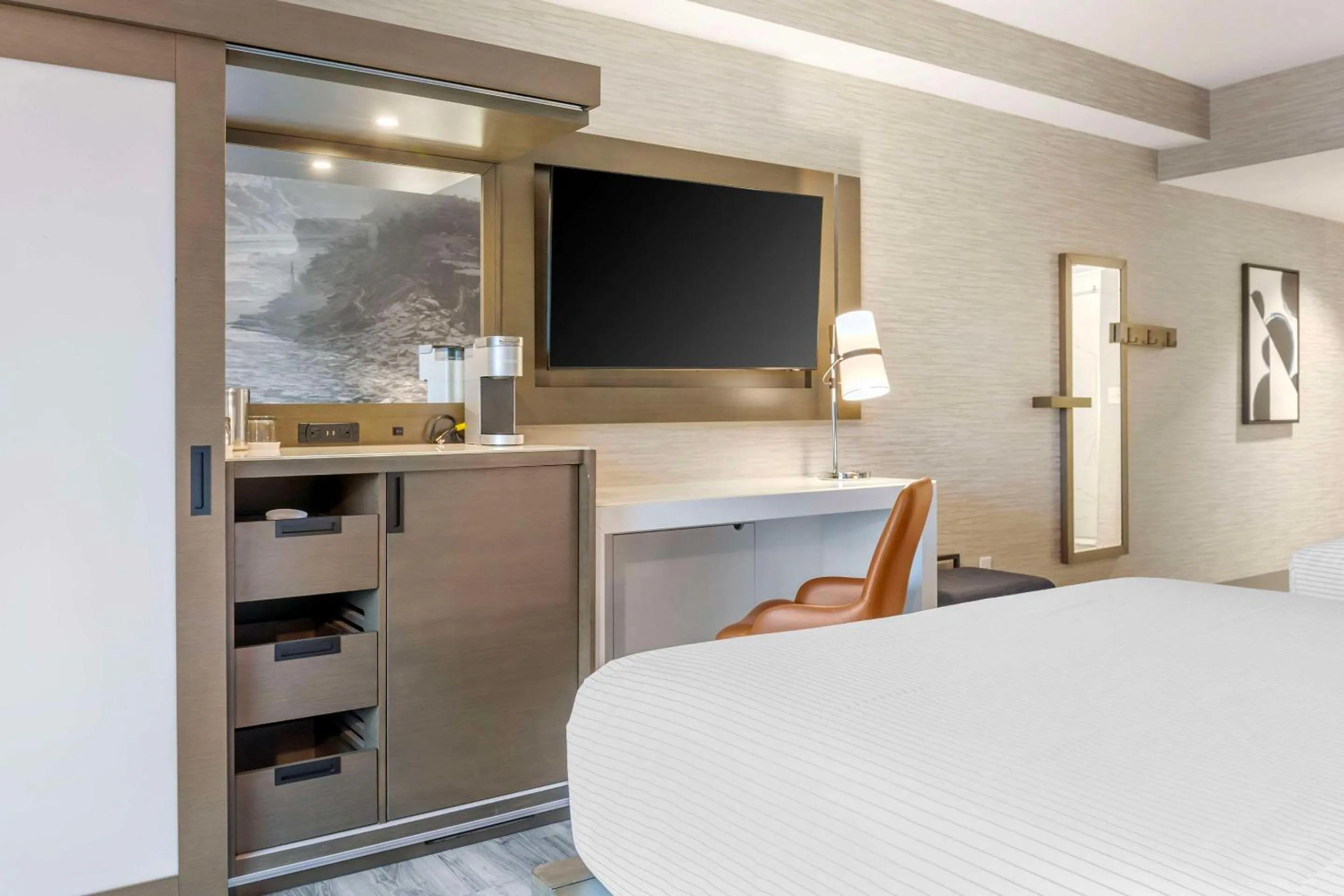 Bedroom, Bed in Cambria Hotel Niagara Falls