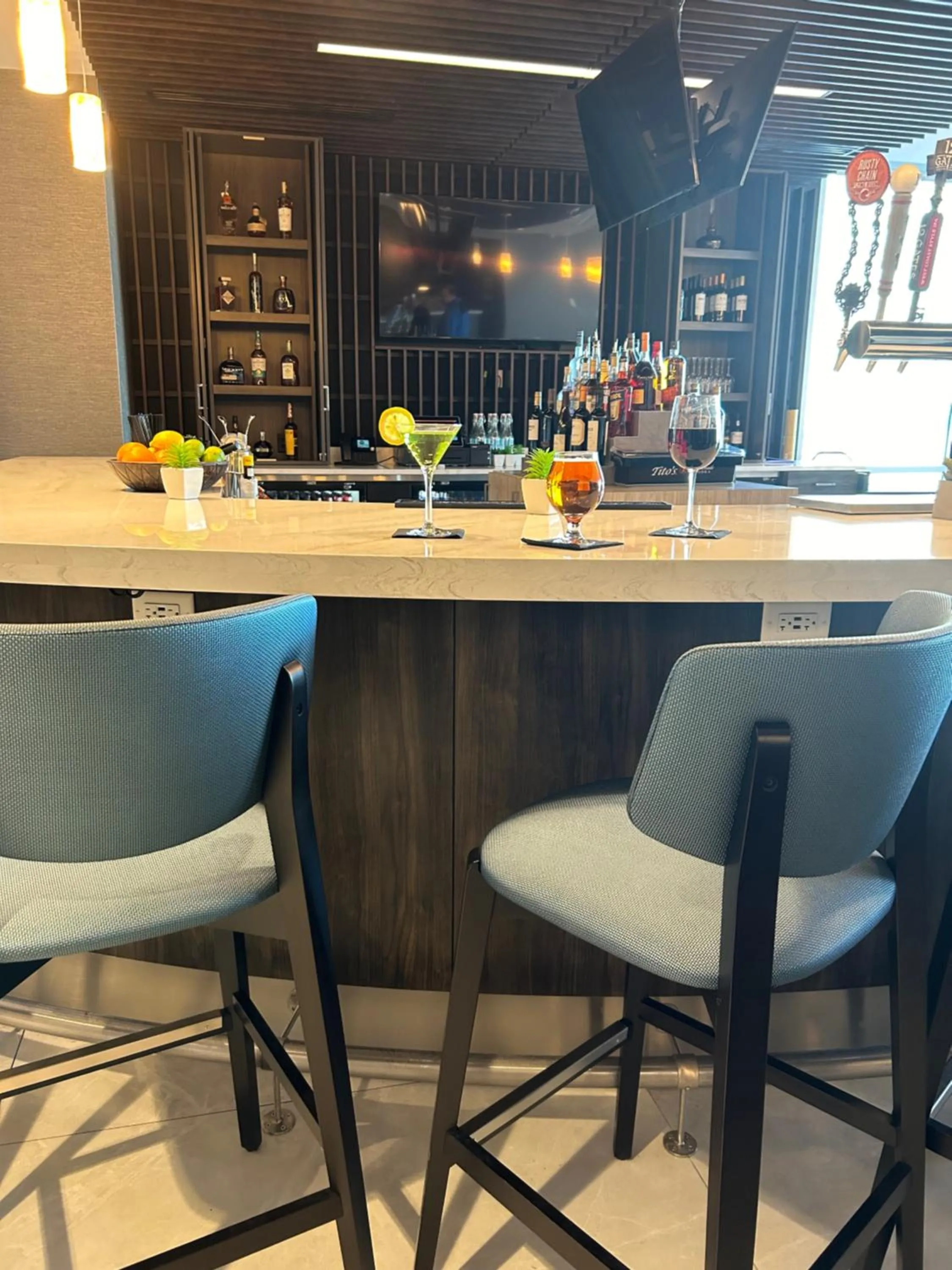 Lounge or bar in Cambria Hotel Niagara Falls