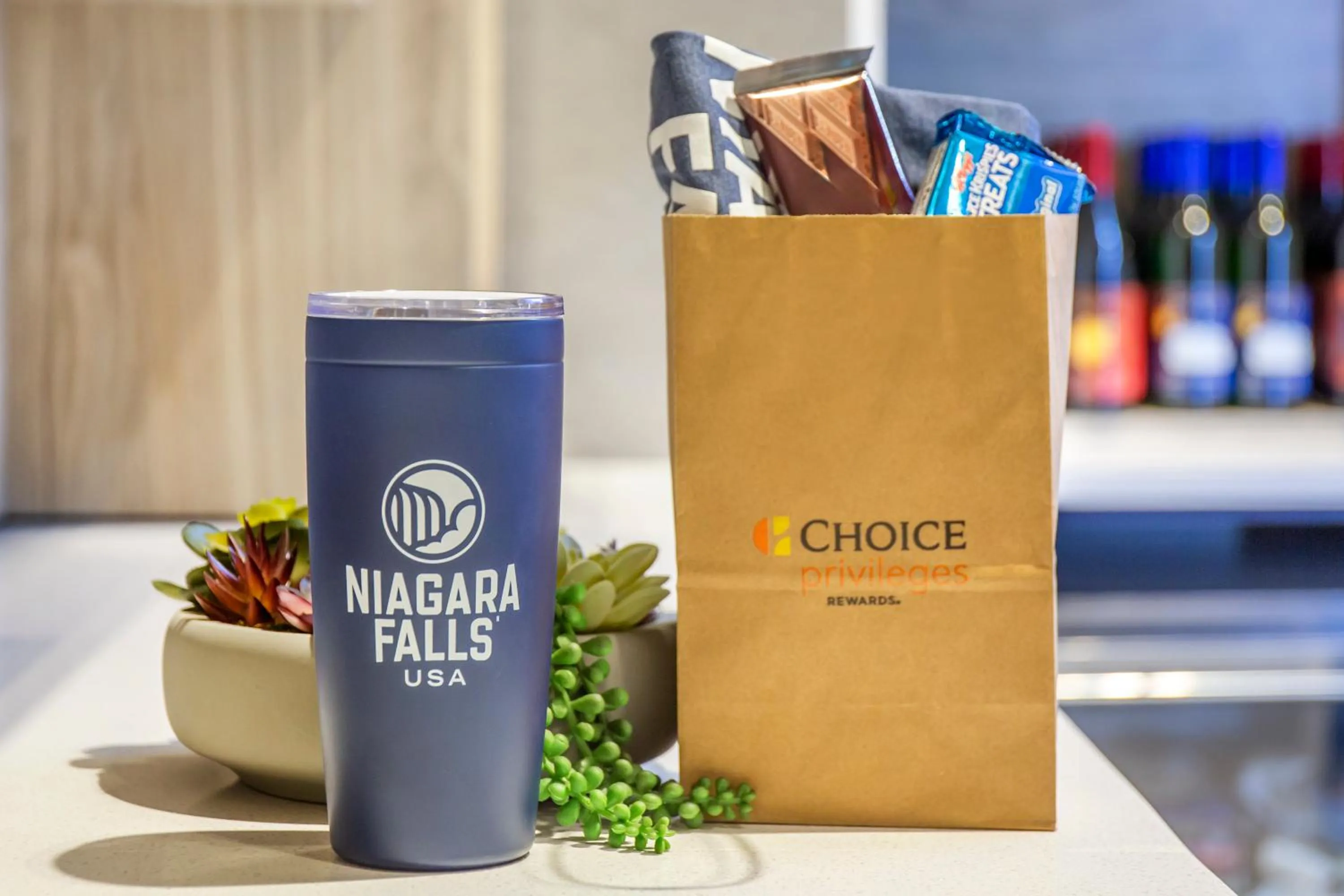 On-site shops in Cambria Hotel Niagara Falls