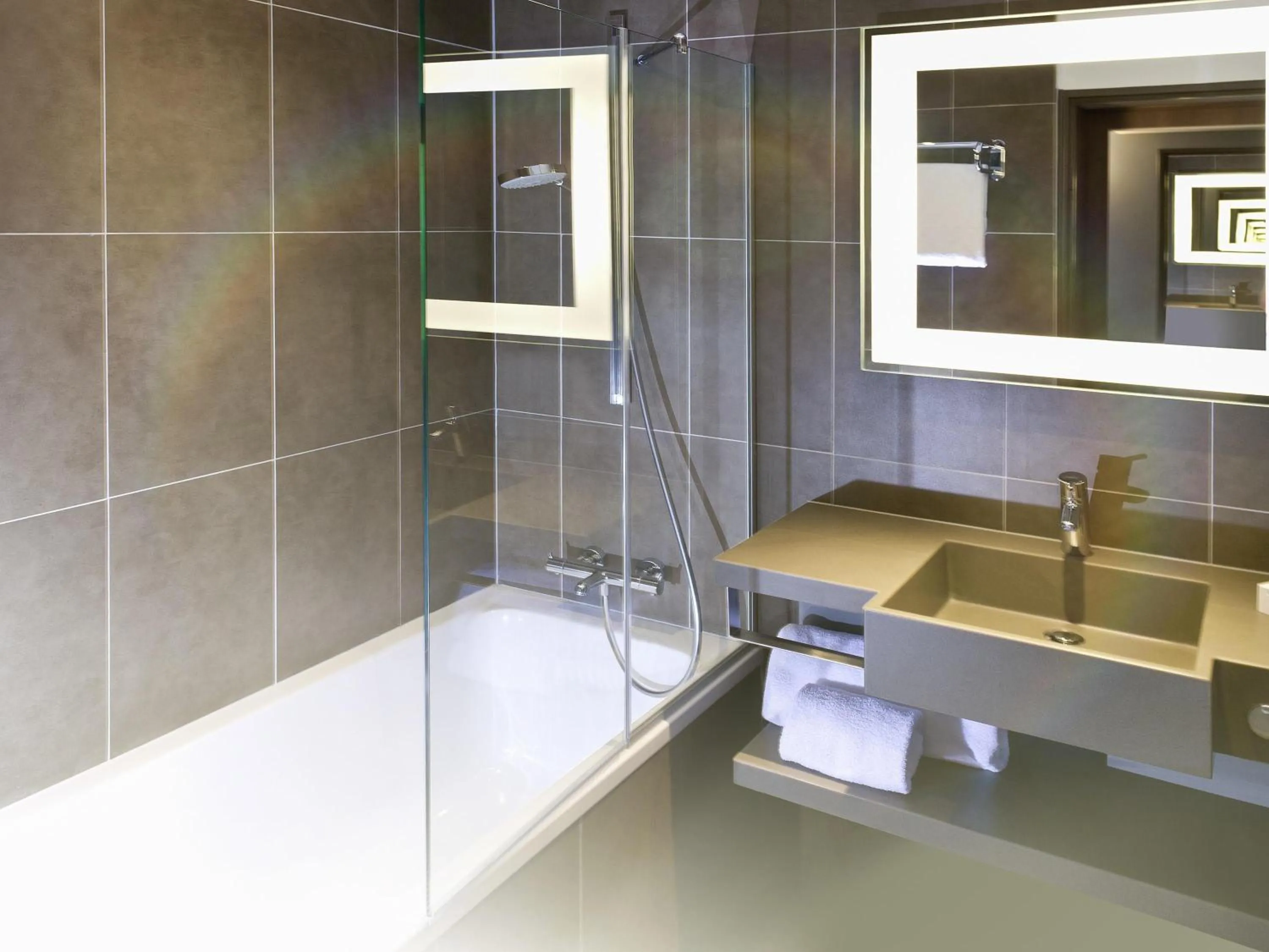 Superior Premium Queen Room in Novotel Coventry