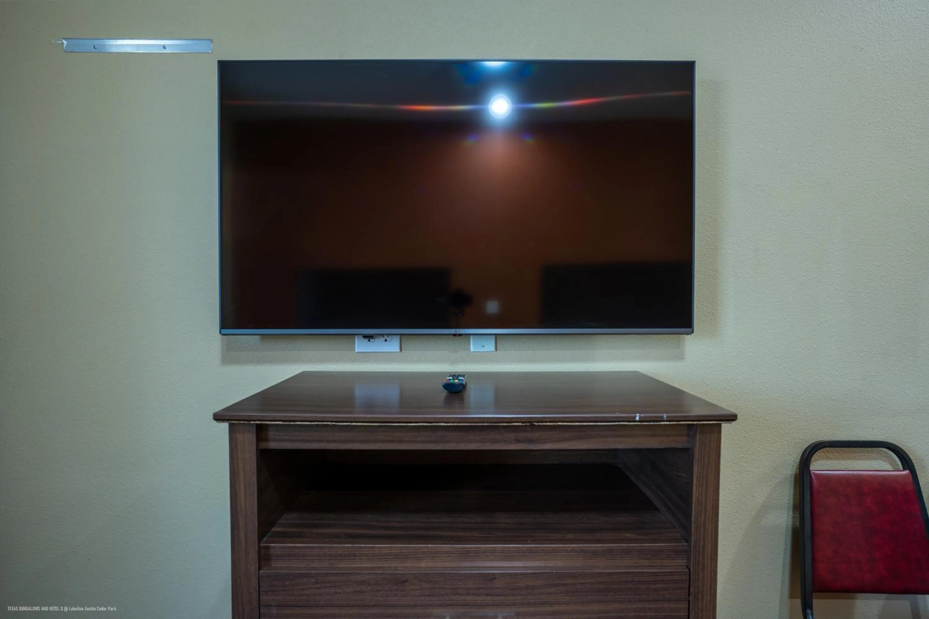 TV and multimedia in Texas Bungalows Hotel & Hotel Que at Lakeline Austin Cedar Park