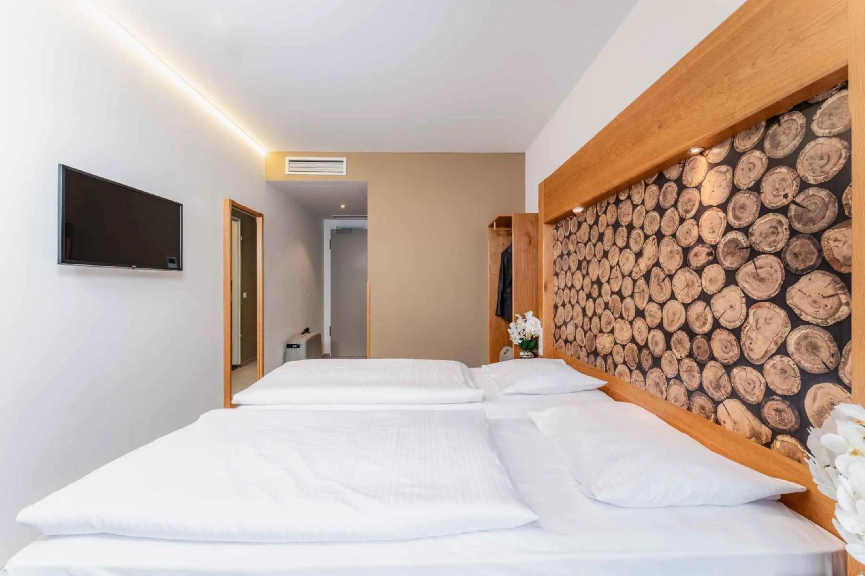 Bedroom, Bed in PLAZA INN Dachau - München